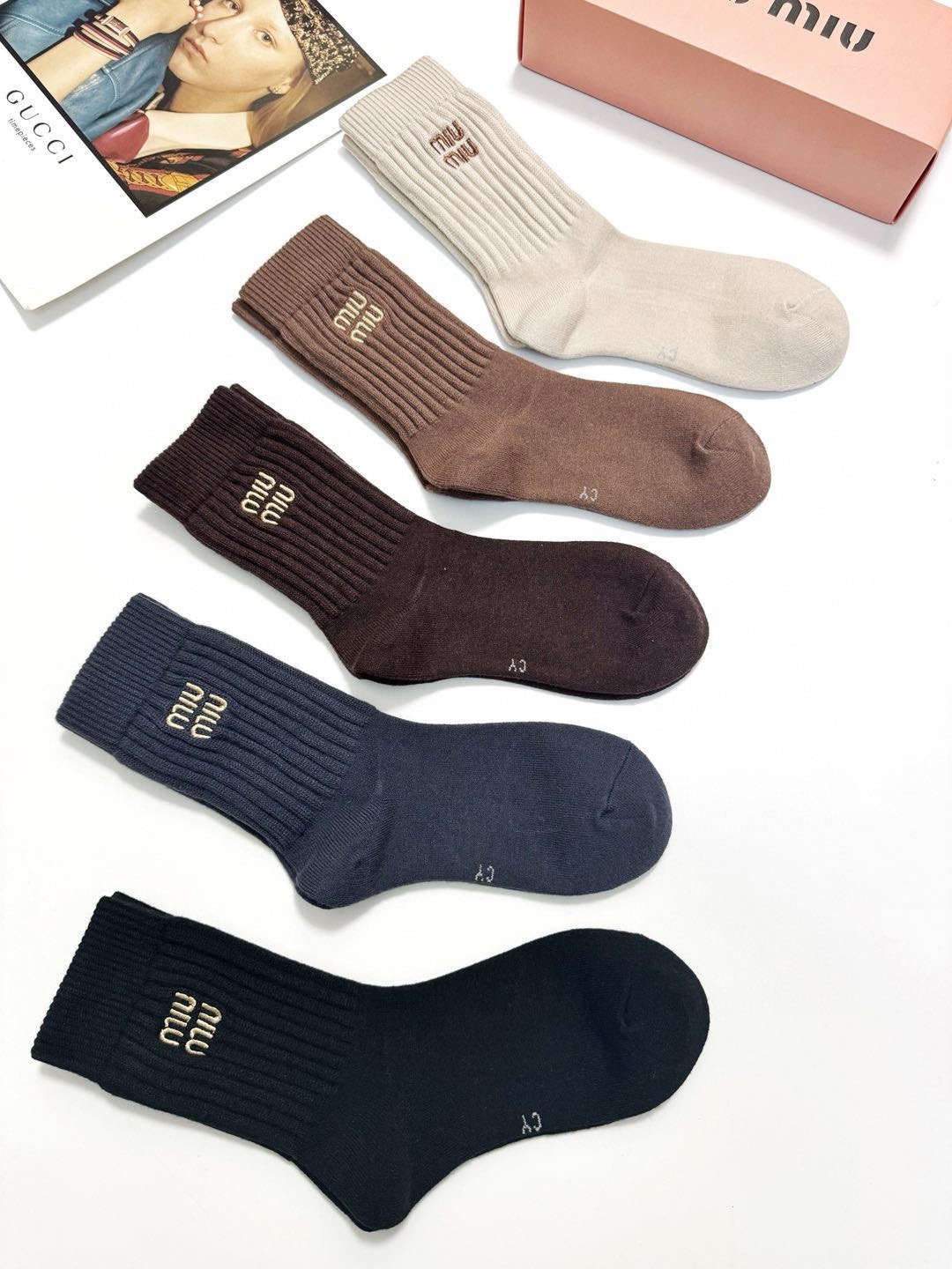 配包装🌟【一盒5 双】 🌟缪缪 miumiu 经典刺绣字母logo 羊绒混纺中筒袜 ，软糯亲肤，ins超