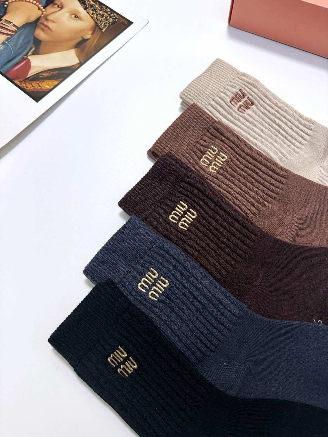 配包装🌟【一盒5 双】 🌟缪缪 miumiu 经典刺绣字母logo 羊绒混纺中筒袜 ，软糯亲肤，ins超