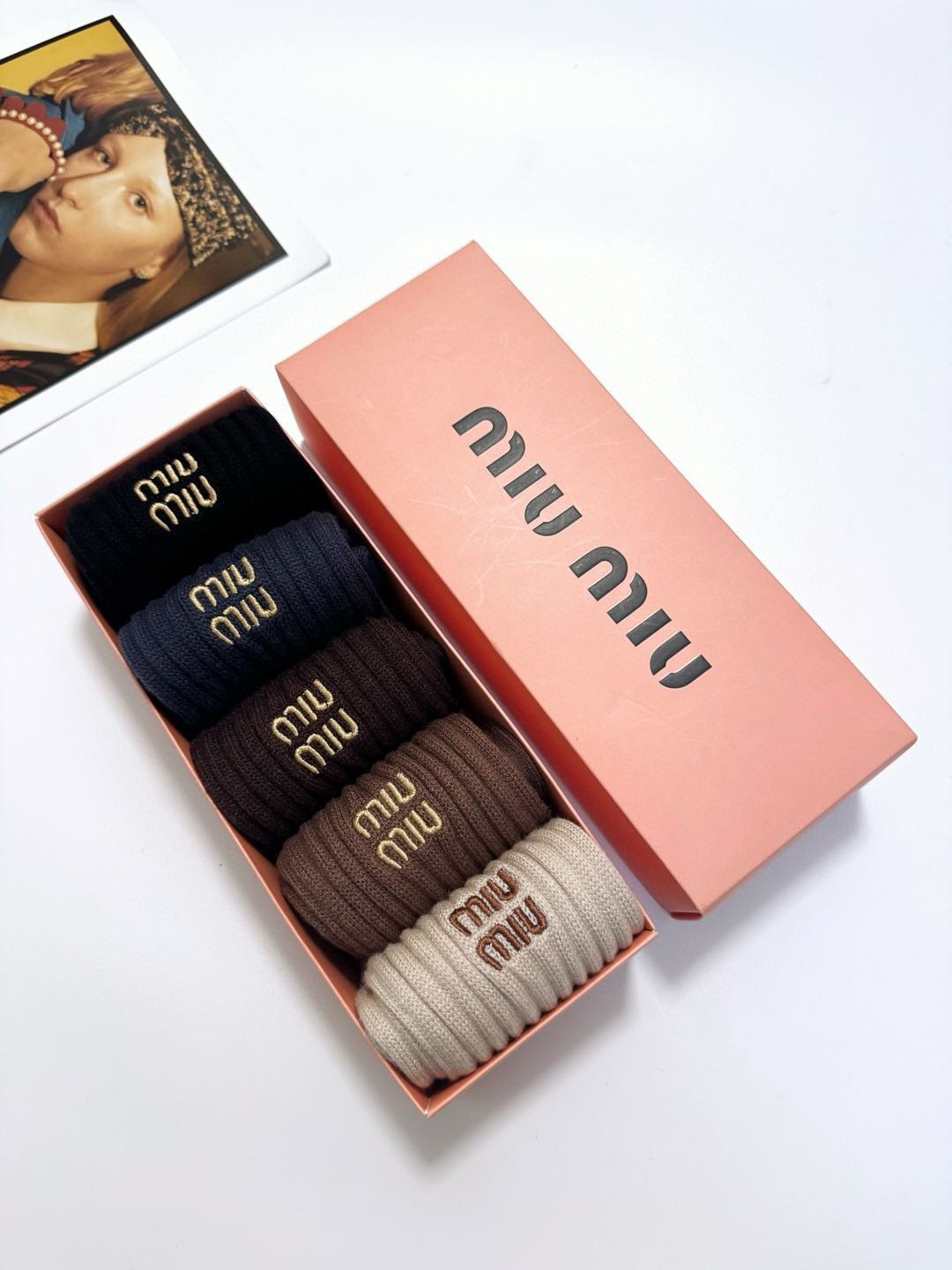 配包装🌟【一盒5 双】 🌟缪缪 miumiu 经典刺绣字母logo 羊绒混纺中筒袜 ，软糯亲肤，ins超