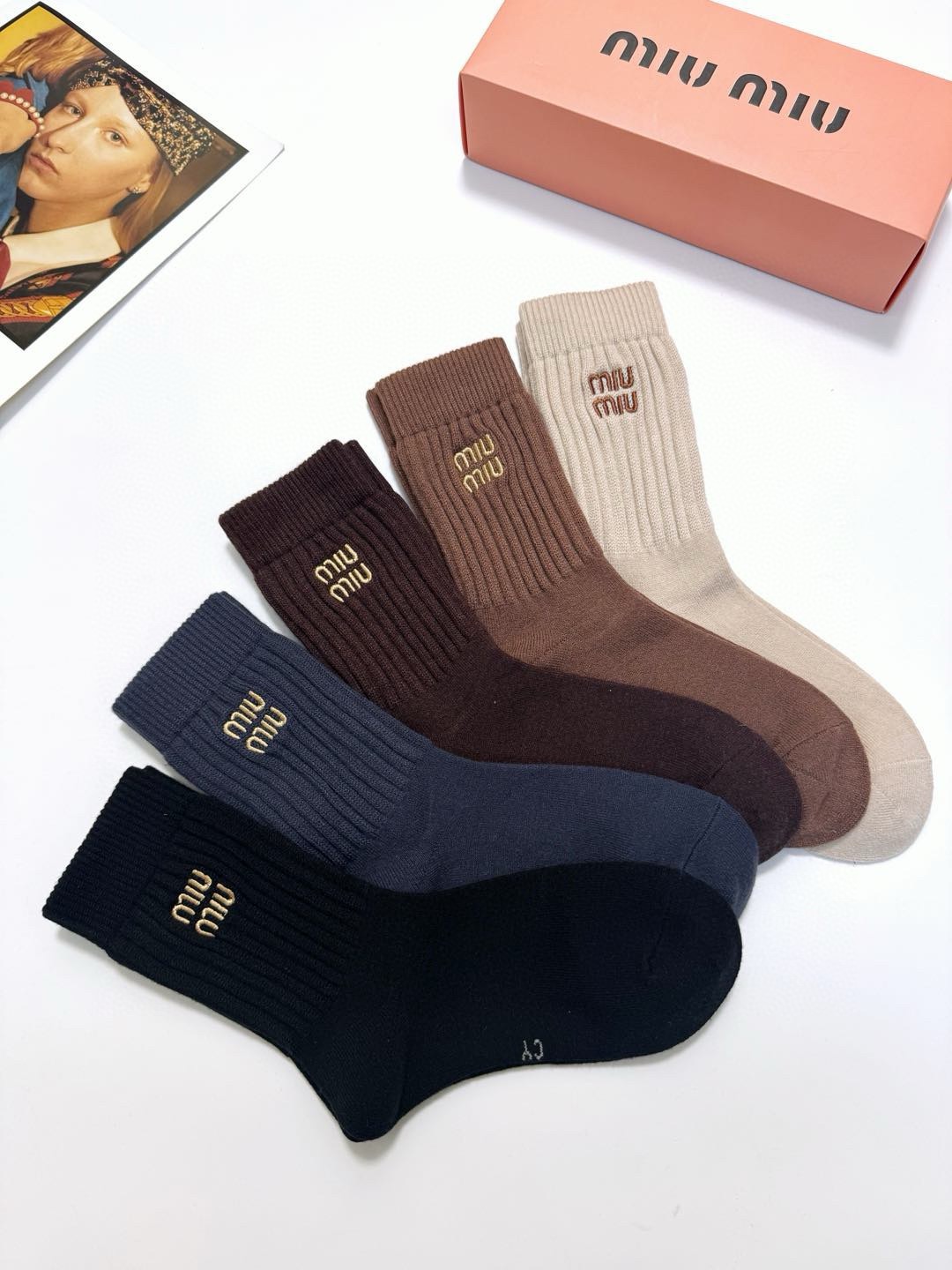 配包装🌟【一盒5 双】 🌟缪缪 miumiu 经典刺绣字母logo 羊绒混纺中筒袜 ，软糯亲肤，ins超