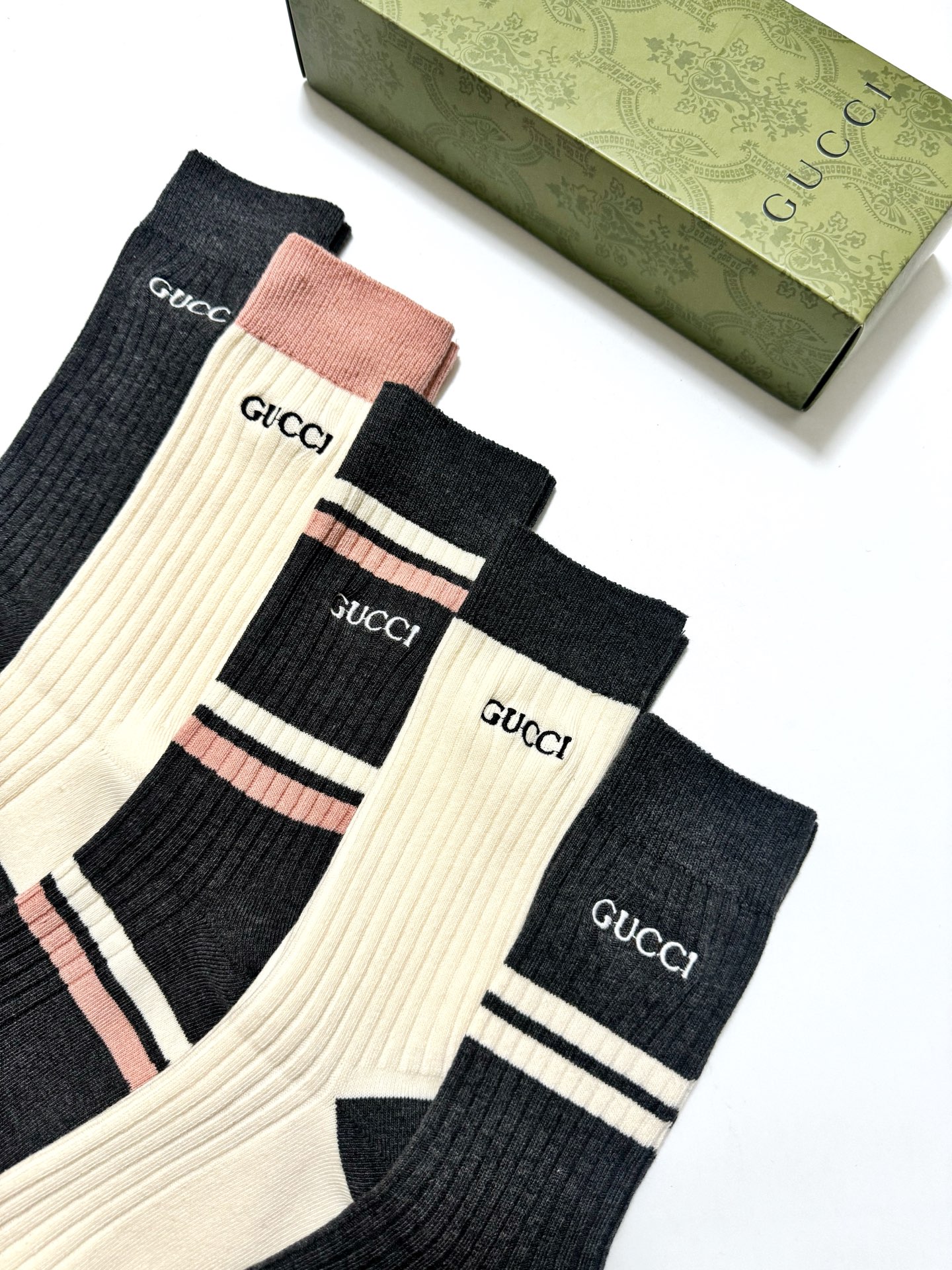 配包装🌟【一盒5 双】 🌟Gucci 古琦 经典刺绣字母logo 纯棉中筒袜 ，ins超火爆小腿袜，纯棉