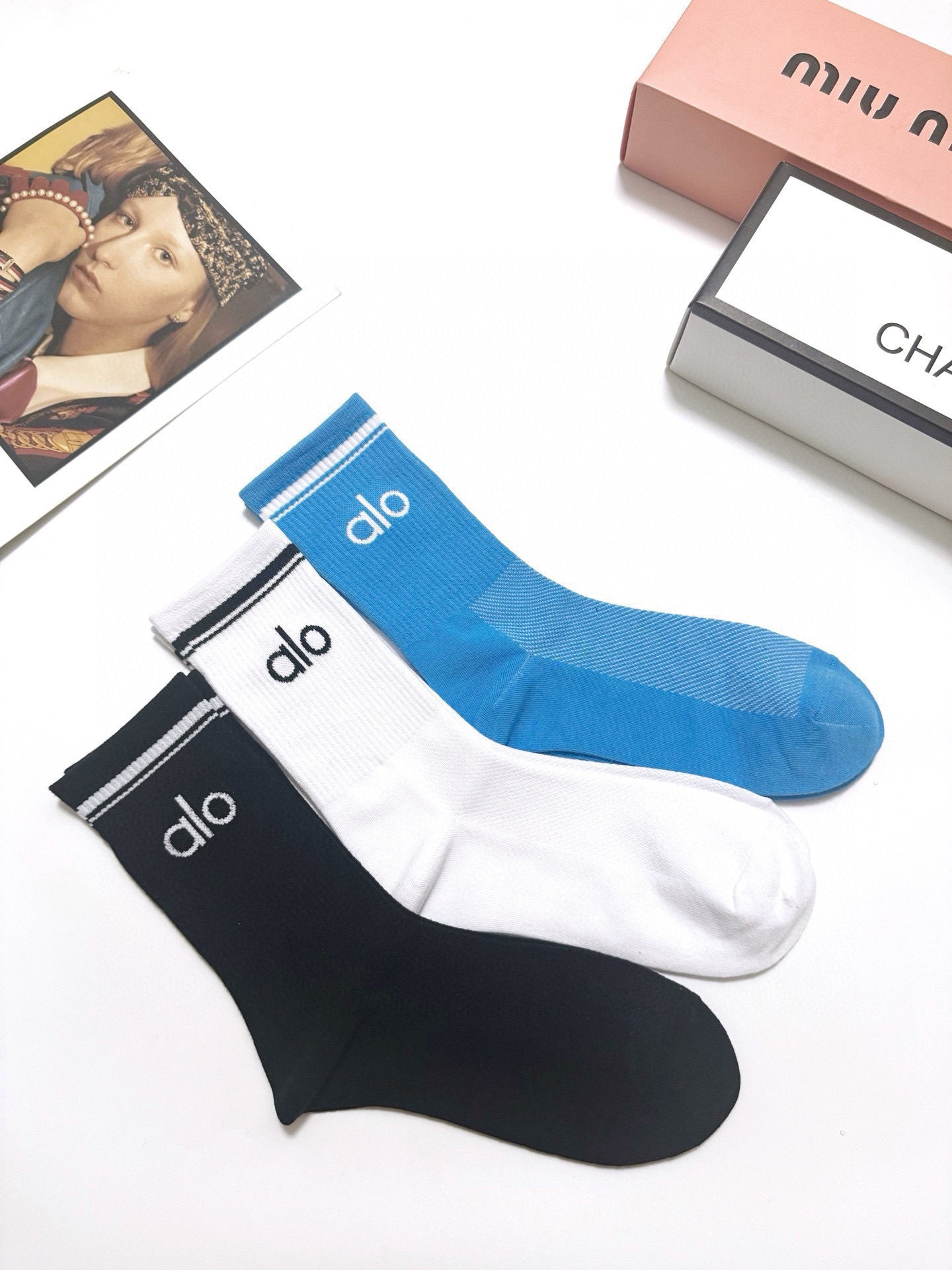 配包装🌟【一盒3双】 🌟 alo 经典字母logo 纯棉中筒袜 ，ins超火爆小腿短袜，纯棉面料，潮人必