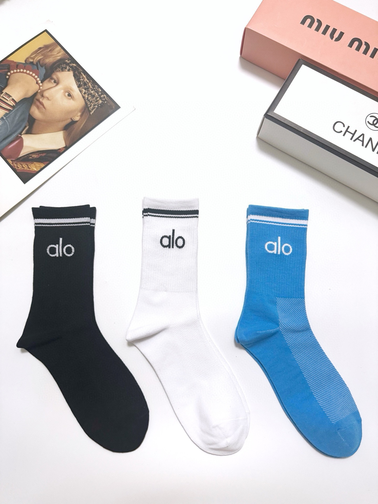 配包装🌟【一盒3双】 🌟 alo 经典字母logo 纯棉中筒袜 ，ins超火爆小腿短袜，纯棉面料，潮人必