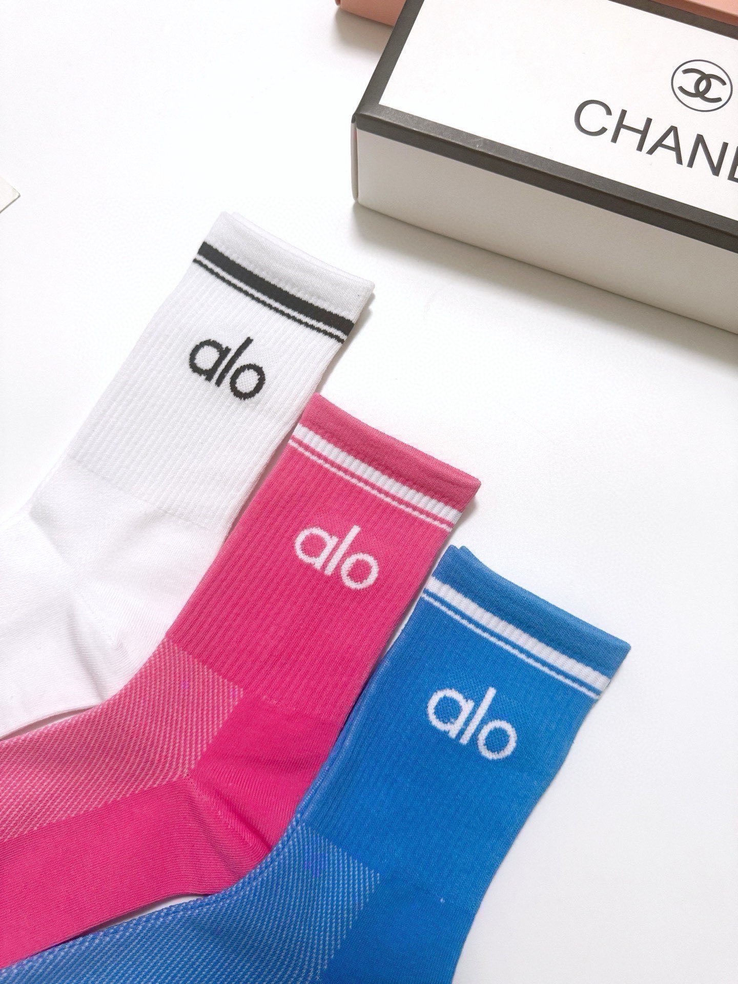 配包装🌟【一盒3双】 🌟 alo 经典字母logo 纯棉中筒袜 ，ins超火爆小腿短袜，纯棉面料，潮人必