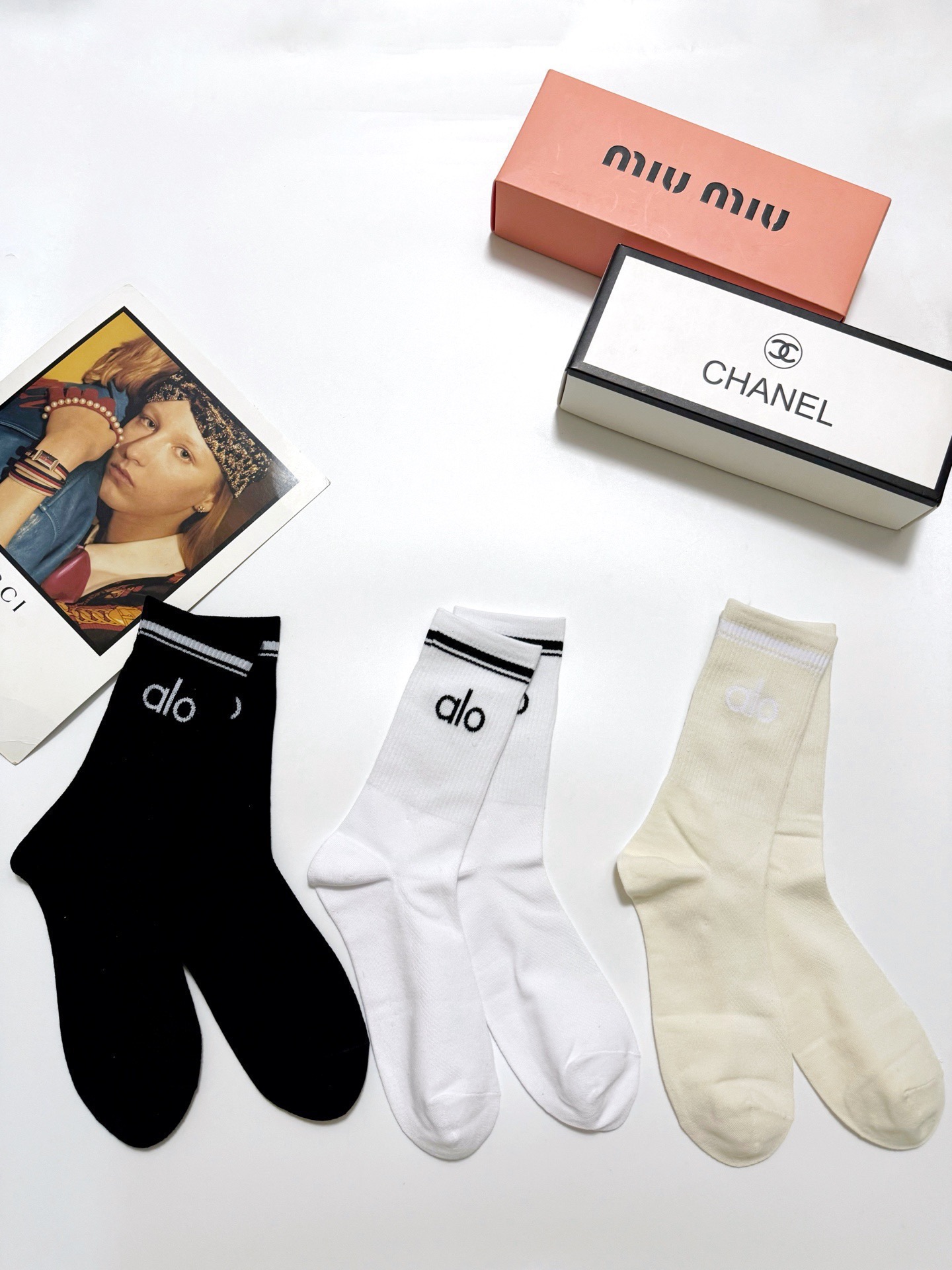 配包装🌟【一盒3双】 🌟 alo 经典字母logo 纯棉中筒袜 ，ins超火爆小腿短袜，纯棉面料，潮人必