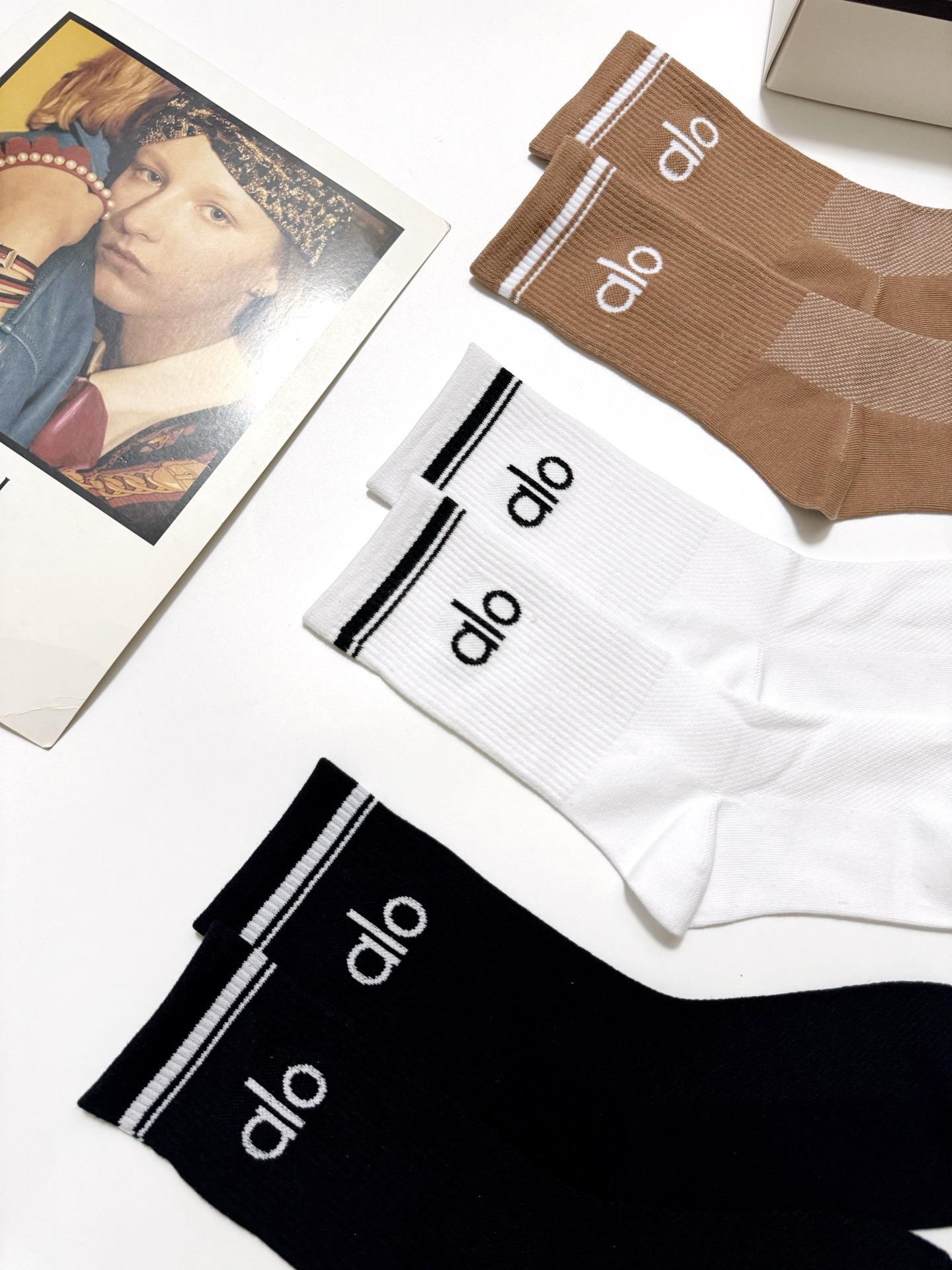 配包装🌟【一盒3双】 🌟 alo 经典字母logo 纯棉中筒袜 ，ins超火爆小腿短袜，纯棉面料，潮人必