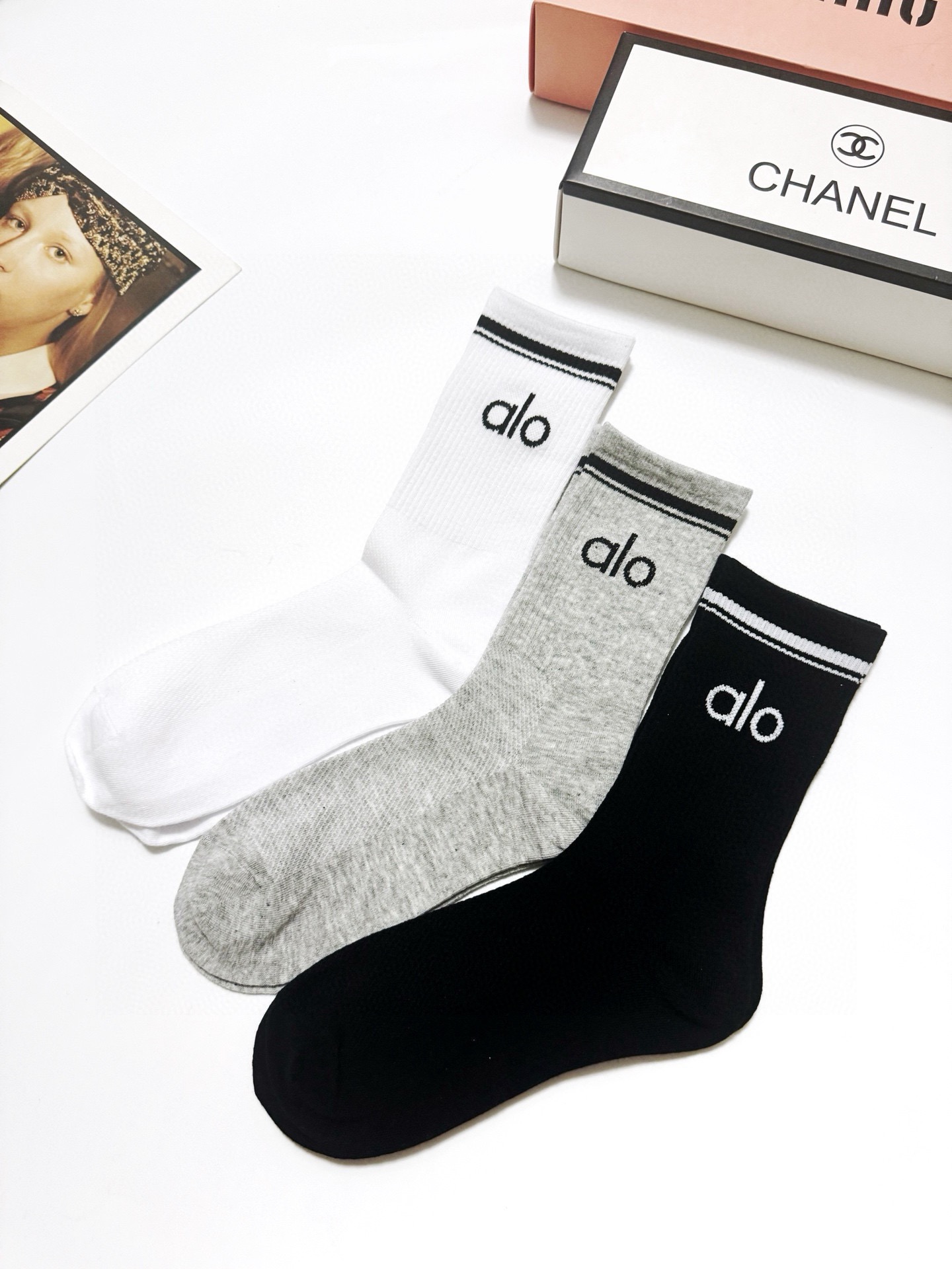配包装🌟【一盒3双】 🌟 alo 经典字母logo 纯棉中筒袜 ，ins超火爆小腿短袜，纯棉面料，潮人必