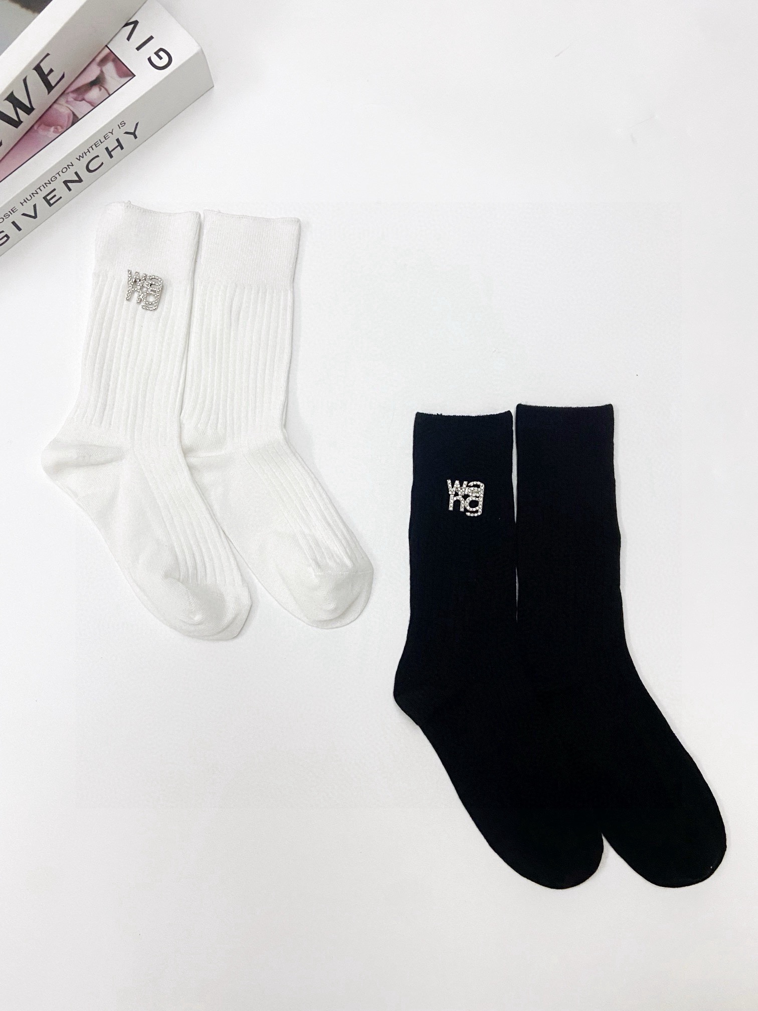 配包装🌟【一盒2 双】 🌟亚历山大·王 alexanderwang经典字母logo 别针 纯棉中筒袜 ，