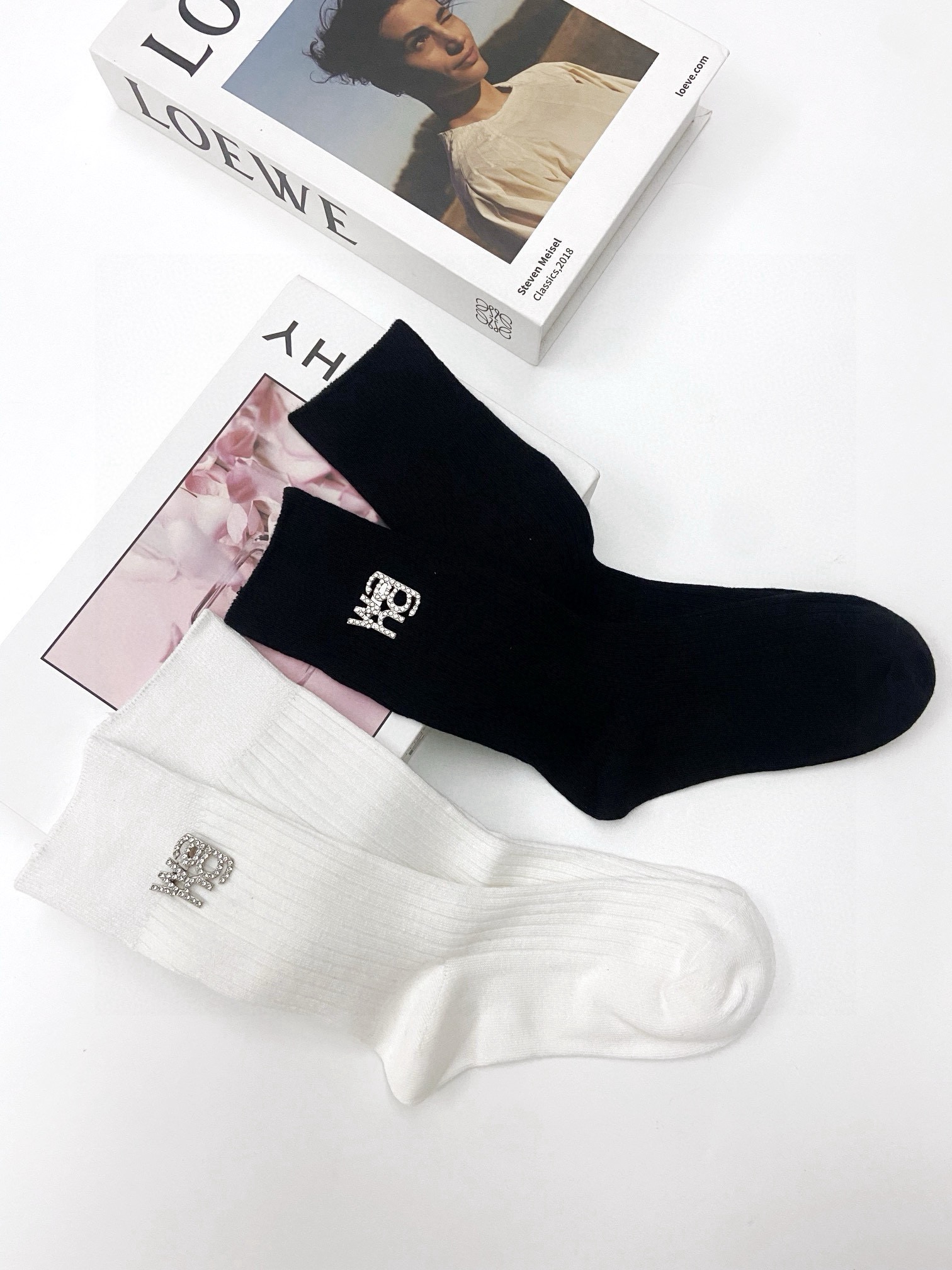 配包装🌟【一盒2 双】 🌟亚历山大·王 alexanderwang经典字母logo 别针 纯棉中筒袜 ，