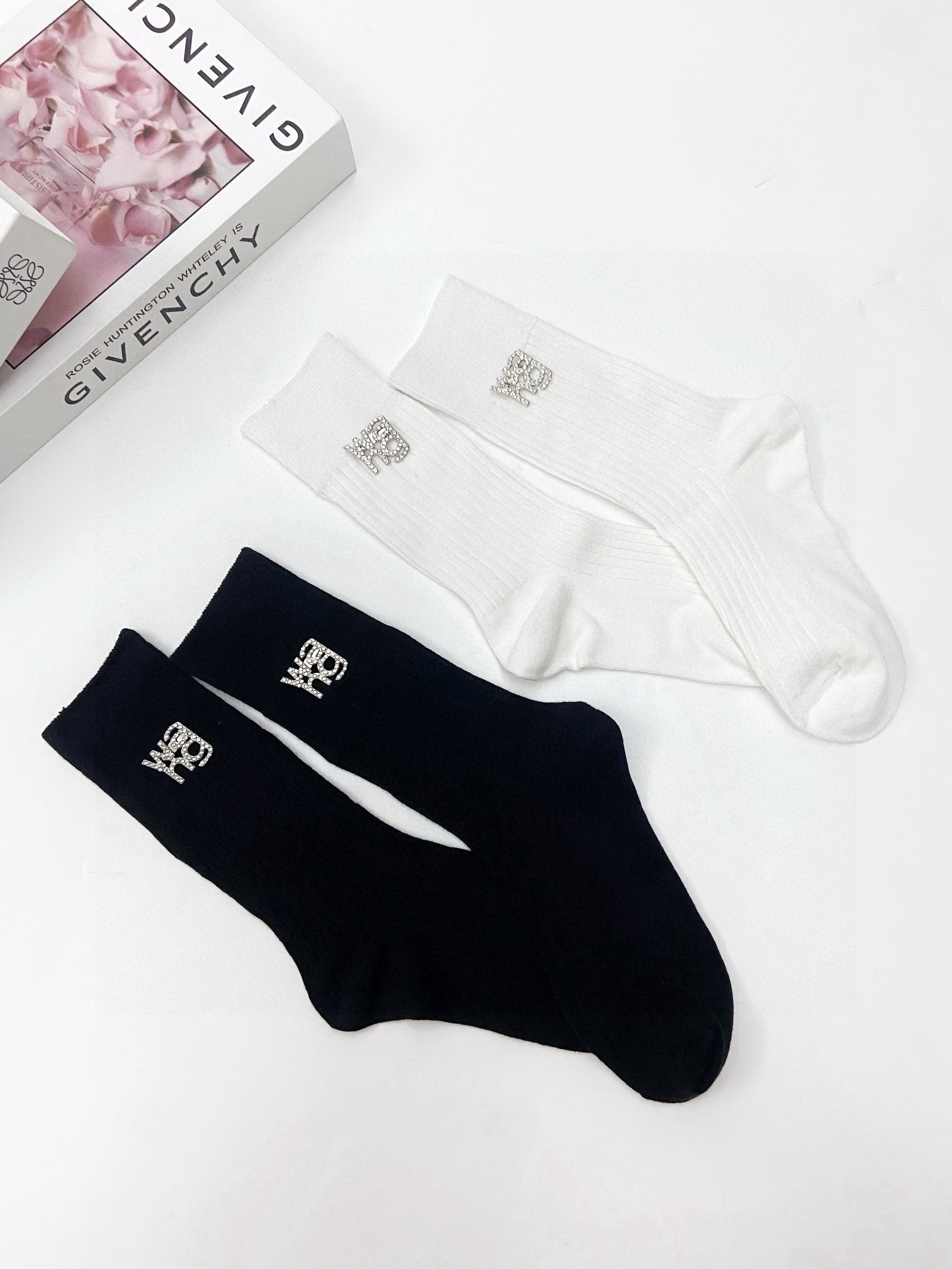 配包装🌟【一盒2 双】 🌟亚历山大·王 alexanderwang经典字母logo 别针 纯棉中筒袜 ，