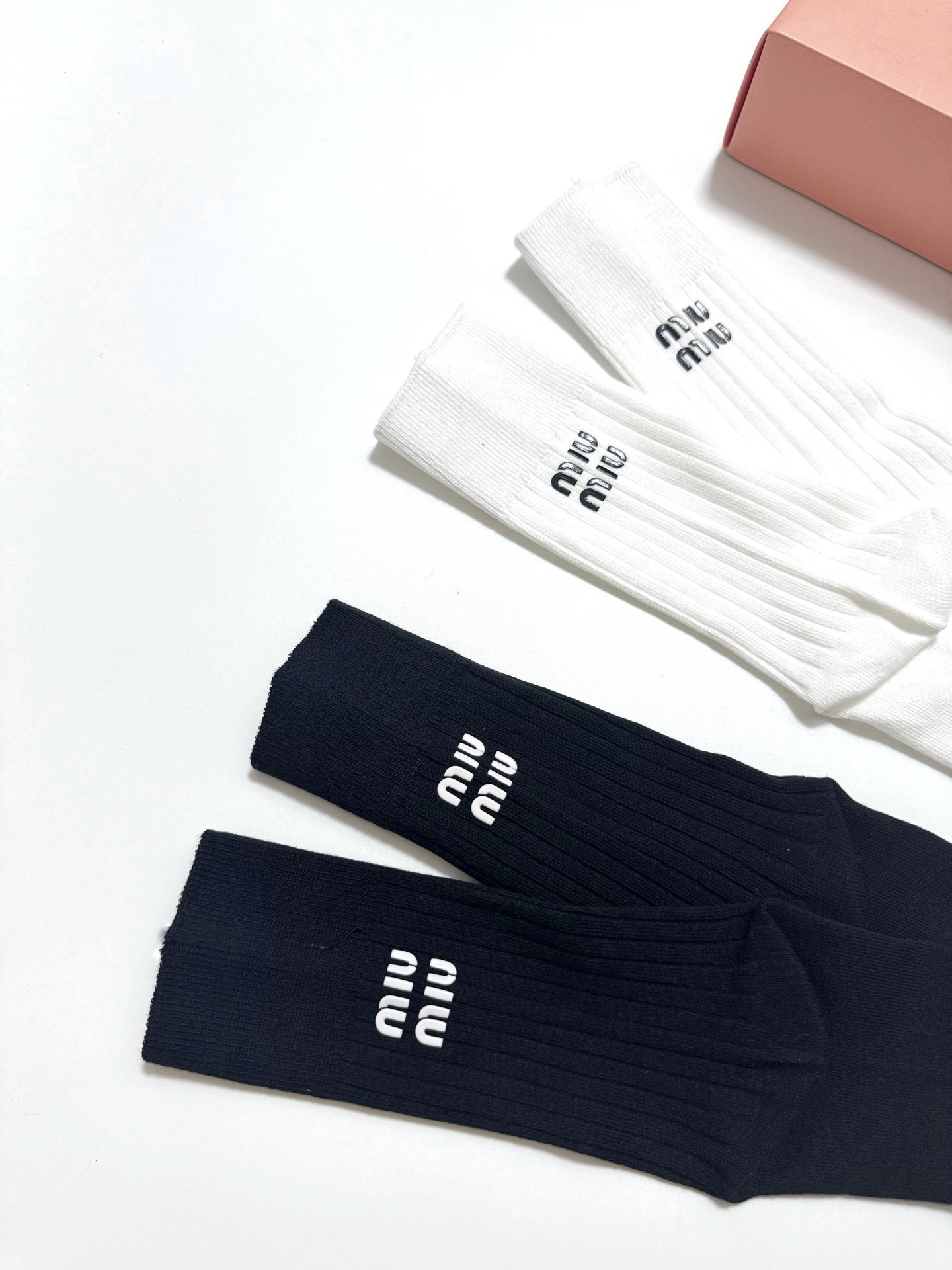 配包装🌟【一盒2双】🌟缪缪 miumiu 经典字母logo 纯棉中筒袜 小腿袜 🌟ins爆款！专柜在售i