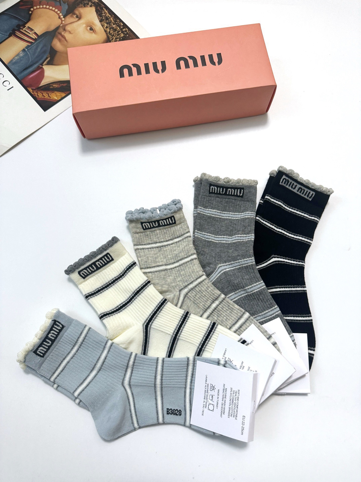 配包装🌟【一盒5 双】 🌟 缪缪 miumiu 经典字母logo 纯棉中筒袜 ，ins超火爆小腿袜，纯棉
