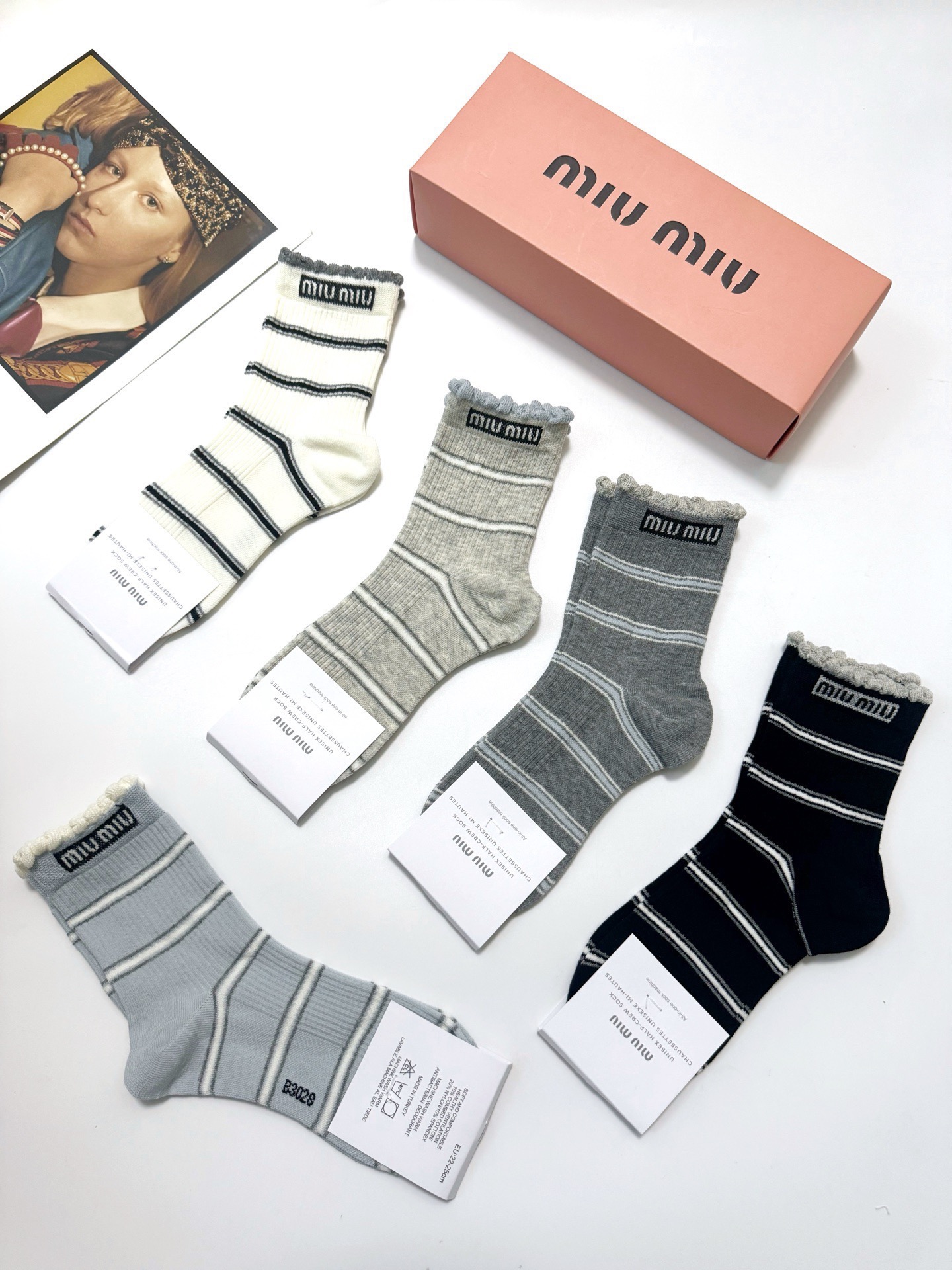 配包装🌟【一盒5 双】 🌟 缪缪 miumiu 经典字母logo 纯棉中筒袜 ，ins超火爆小腿袜，纯棉