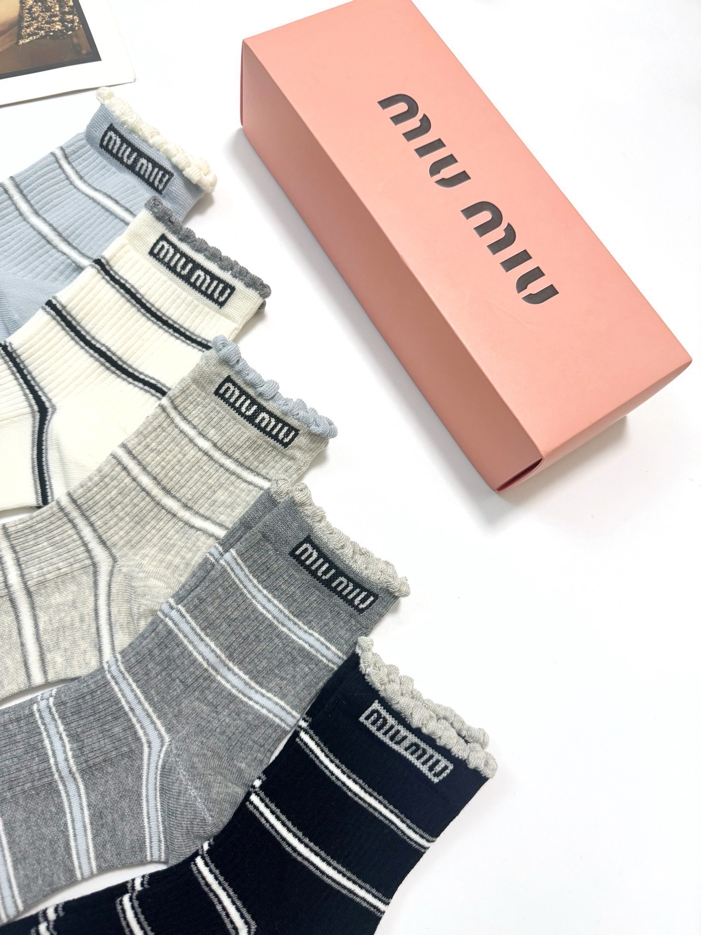 配包装🌟【一盒5 双】 🌟 缪缪 miumiu 经典字母logo 纯棉中筒袜 ，ins超火爆小腿袜，纯棉
