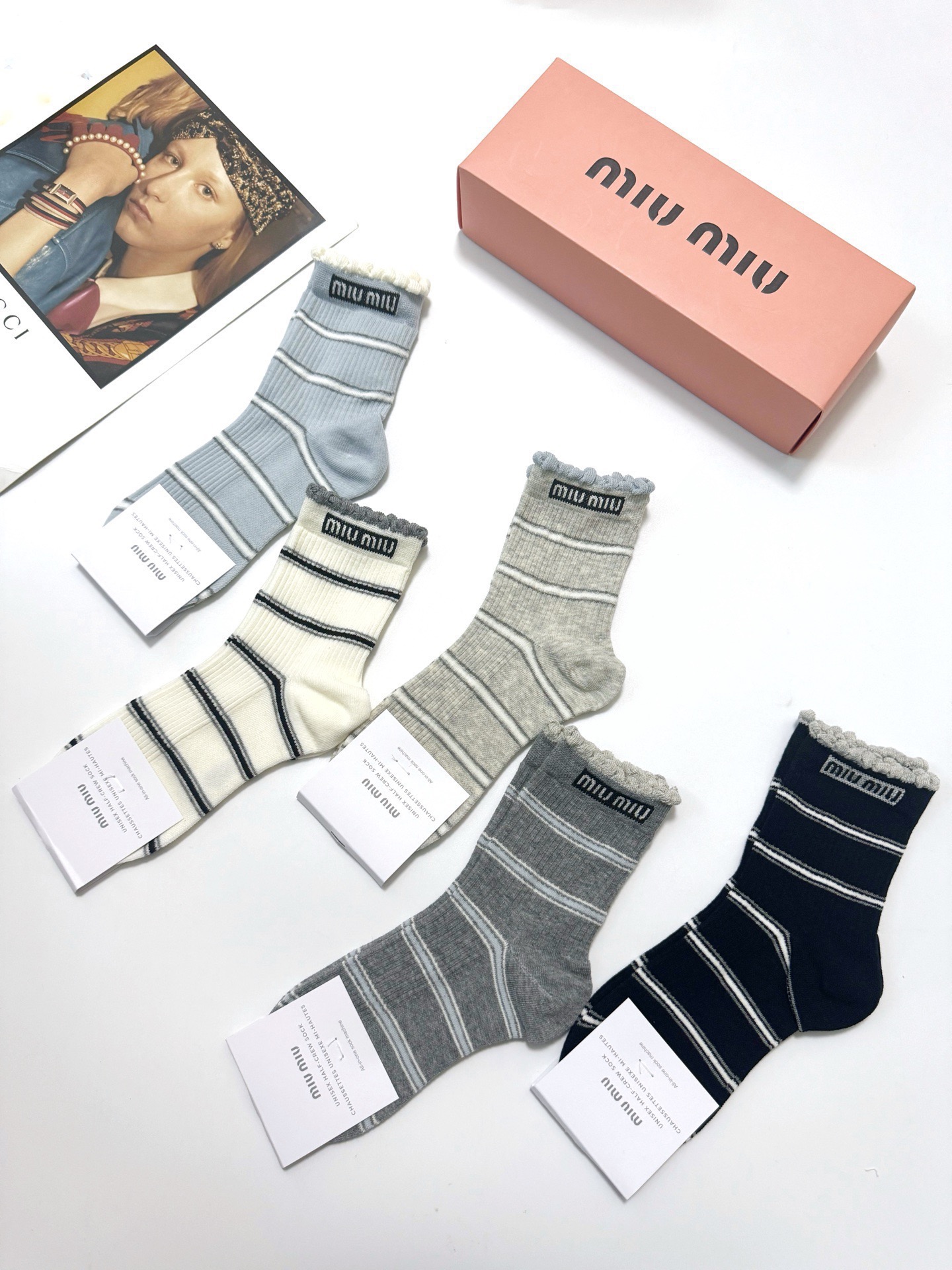 配包装🌟【一盒5 双】 🌟 缪缪 miumiu 经典字母logo 纯棉中筒袜 ，ins超火爆小腿袜，纯棉