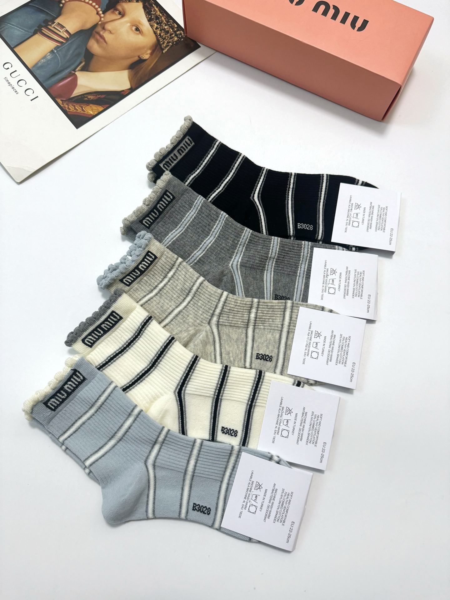 配包装🌟【一盒5 双】 🌟 缪缪 miumiu 经典字母logo 纯棉中筒袜 ，ins超火爆小腿袜，纯棉