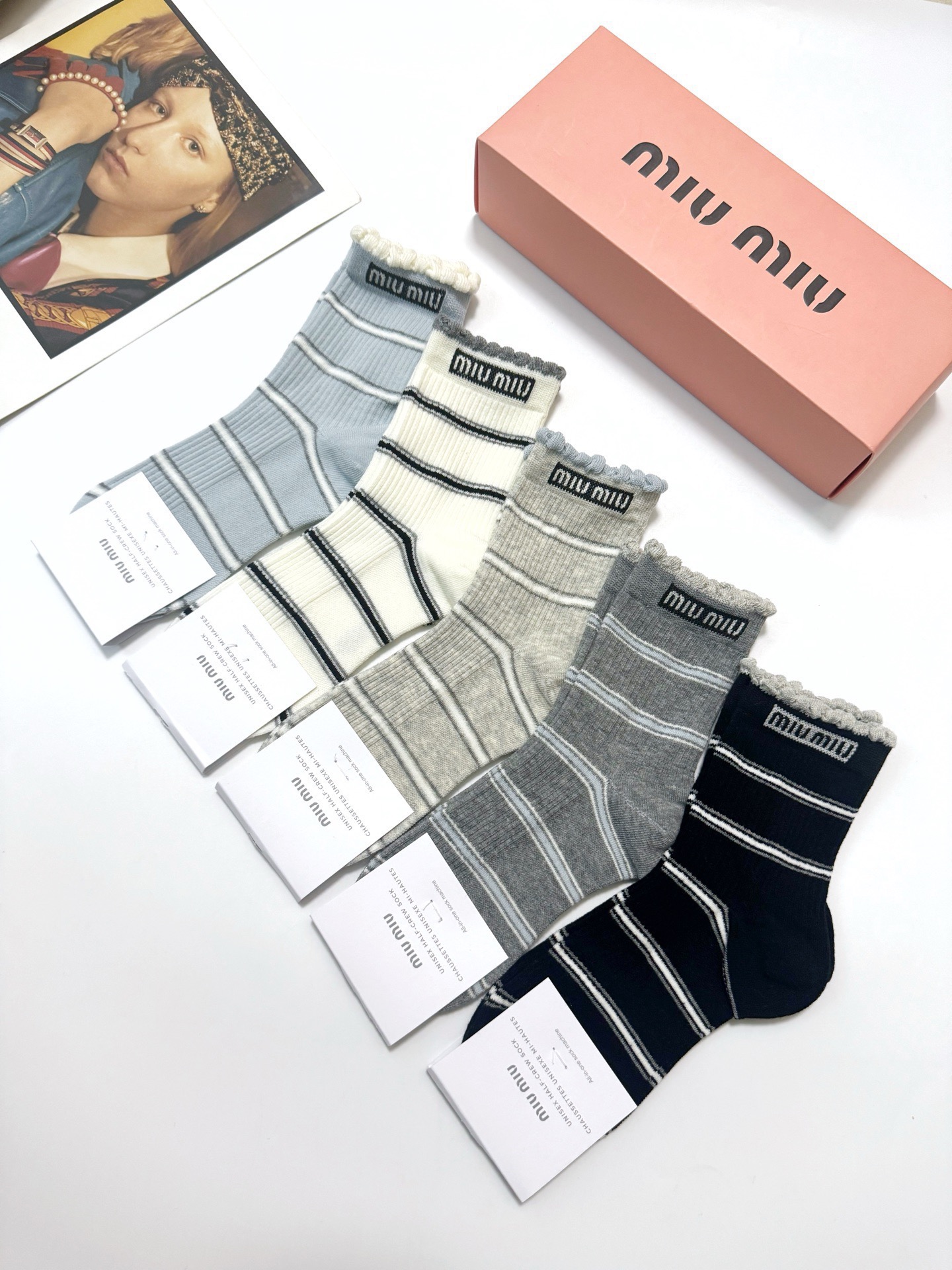 配包装🌟【一盒5 双】 🌟 缪缪 miumiu 经典字母logo 纯棉中筒袜 ，ins超火爆小腿袜，纯棉
