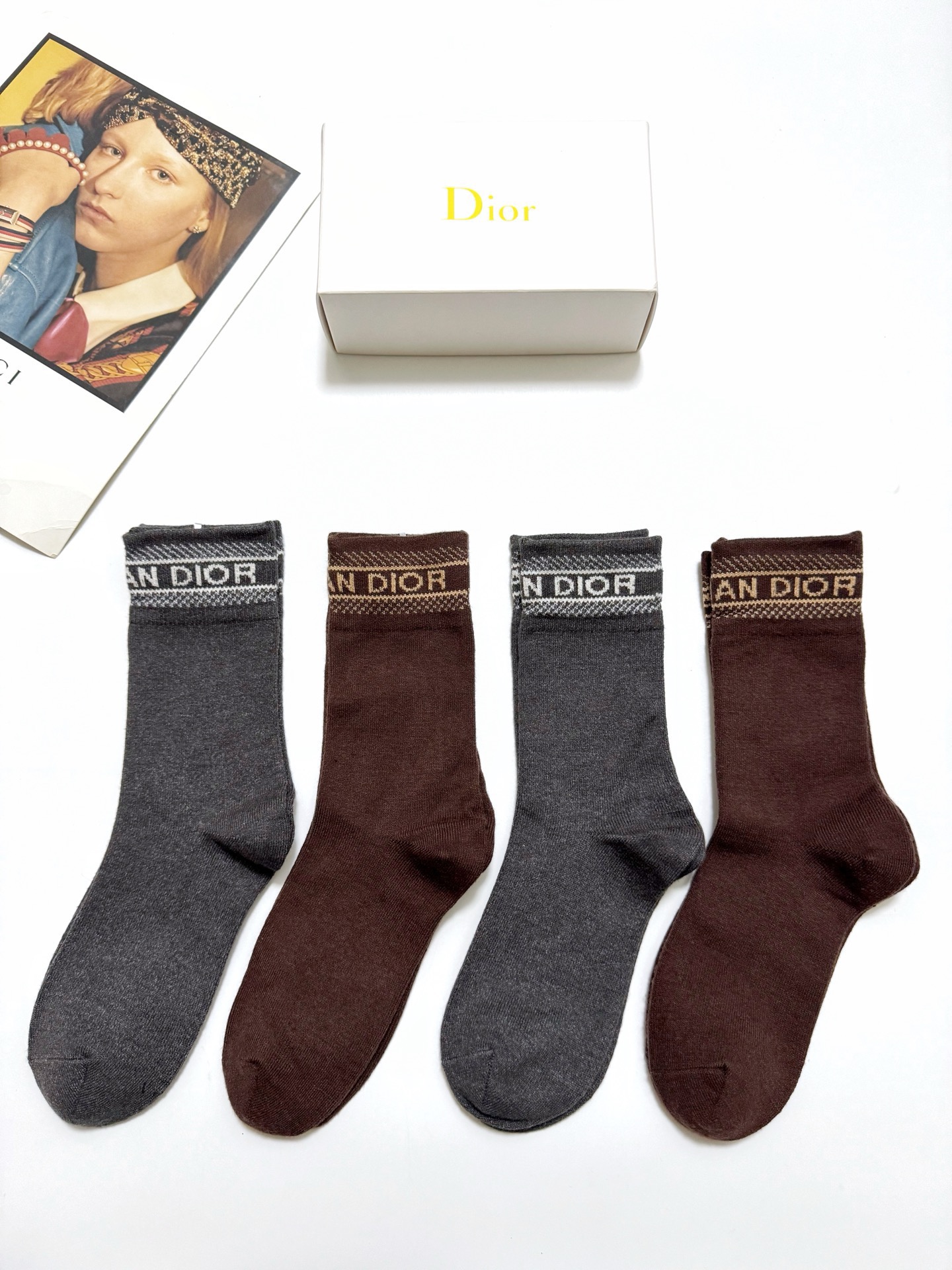 配包装🌟【一盒4 双】 🌟Dior 迪奥 经典字母logo 羊绒混纺 中筒袜 ，ins超火爆配色 ，超级
