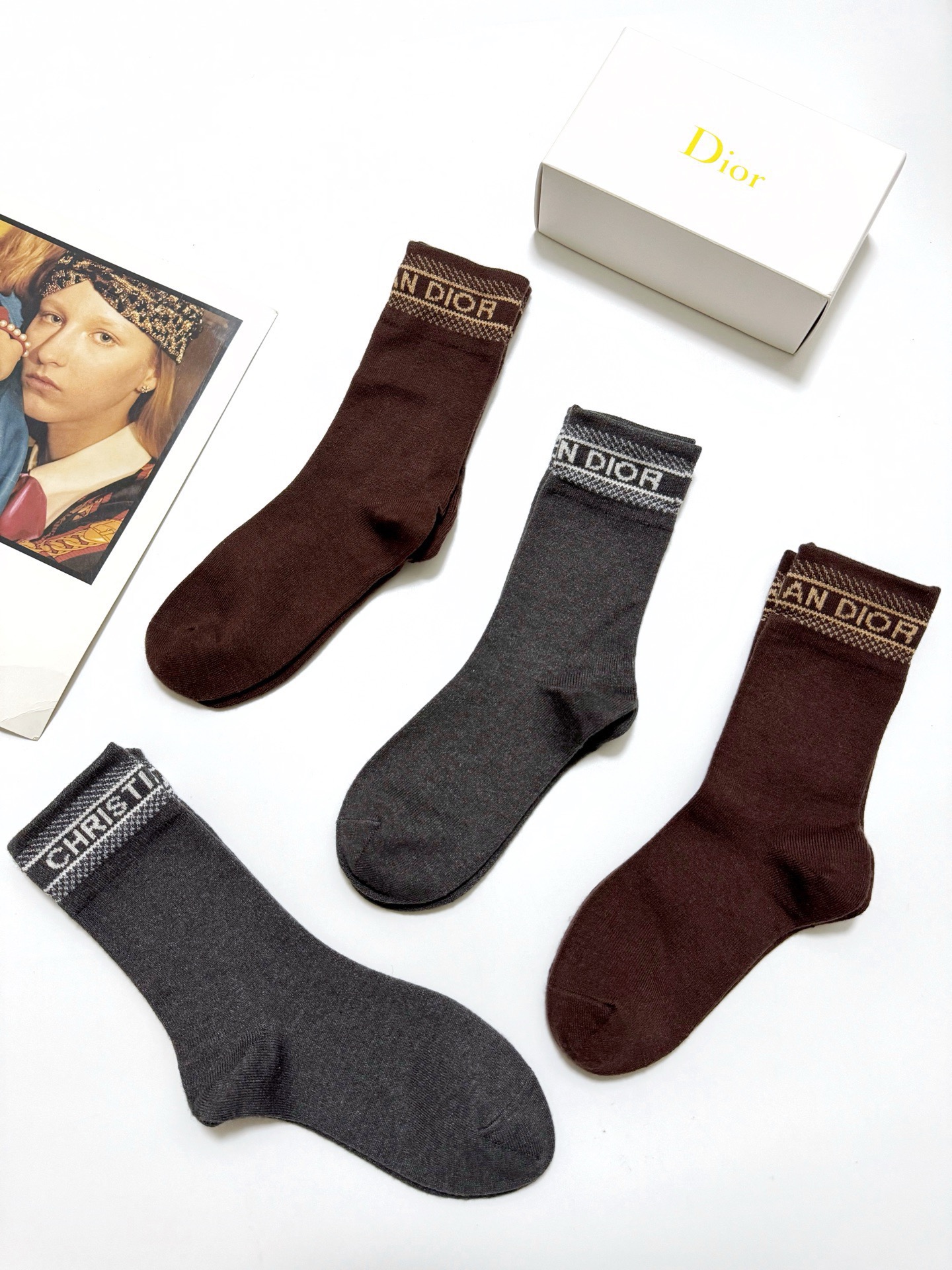 配包装🌟【一盒4 双】 🌟Dior 迪奥 经典字母logo 羊绒混纺 中筒袜 ，ins超火爆配色 ，超级