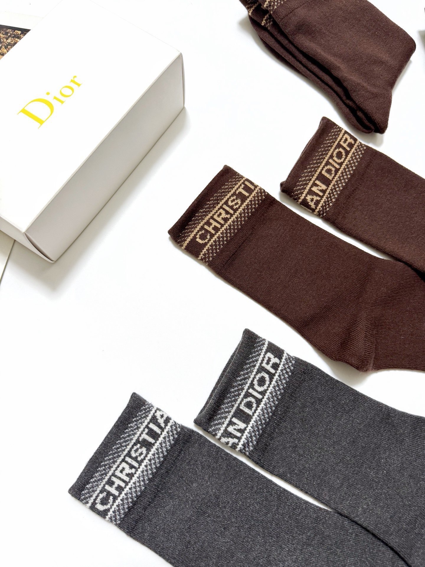 配包装🌟【一盒4 双】 🌟Dior 迪奥 经典字母logo 羊绒混纺 中筒袜 ，ins超火爆配色 ，超级