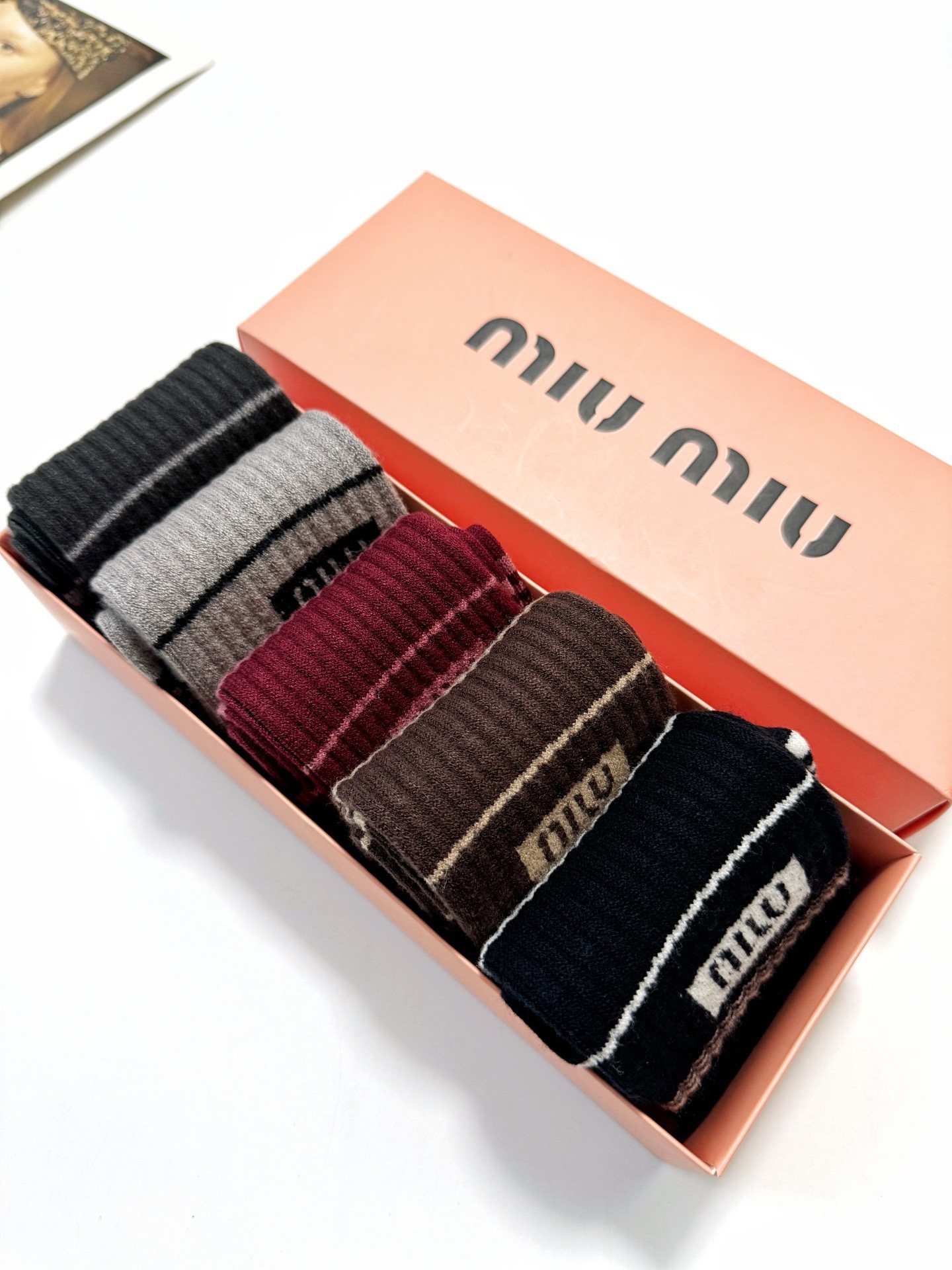 配包装🌟【一盒5 双】 🌟缪缪miumiu 经典字母 logo 羊绒混纺中筒袜 ，ins超火爆中筒袜，潮