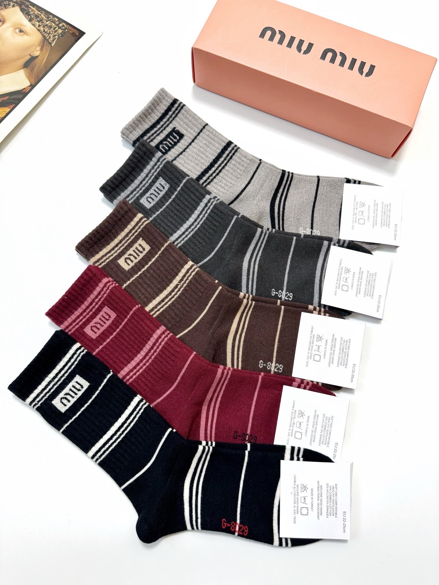 配包装🌟【一盒5 双】 🌟缪缪miumiu 经典字母 logo 羊绒混纺中筒袜 ，ins超火爆中筒袜，潮