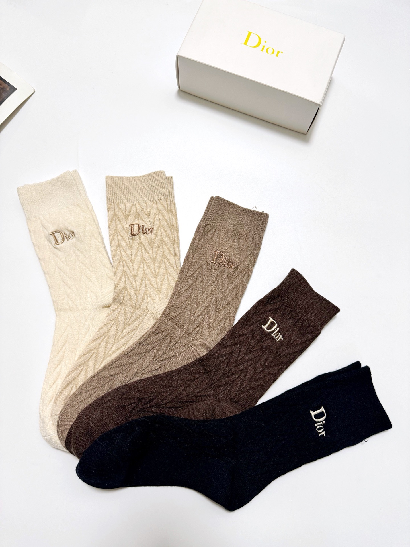 配包装🌟【一盒5 双】 🌟Dior 迪奥 经典字母logo 羊绒混纺 中筒袜 ，ins超火爆配色 ，超级
