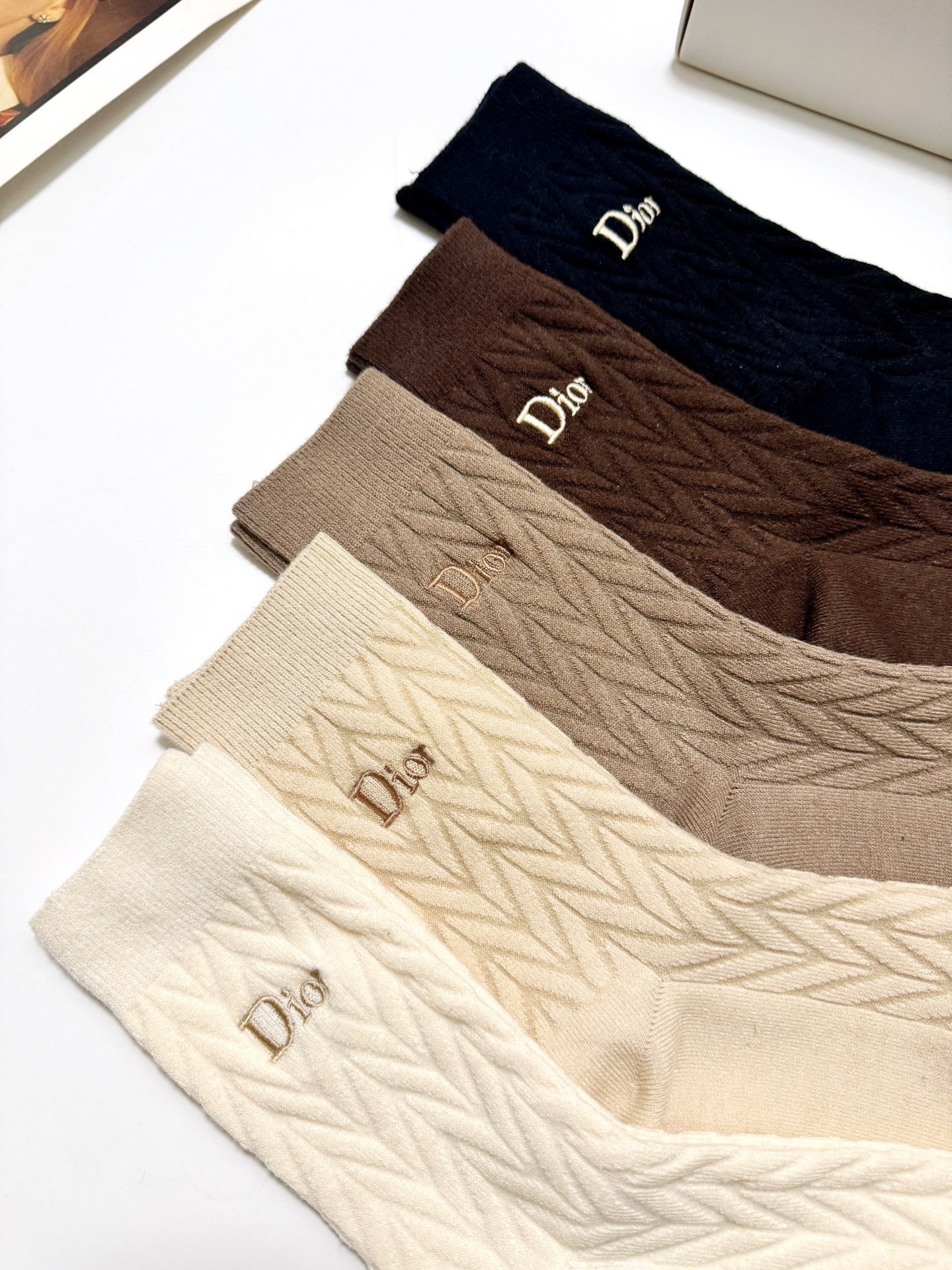 配包装🌟【一盒5 双】 🌟Dior 迪奥 经典字母logo 羊绒混纺 中筒袜 ，ins超火爆配色 ，超级