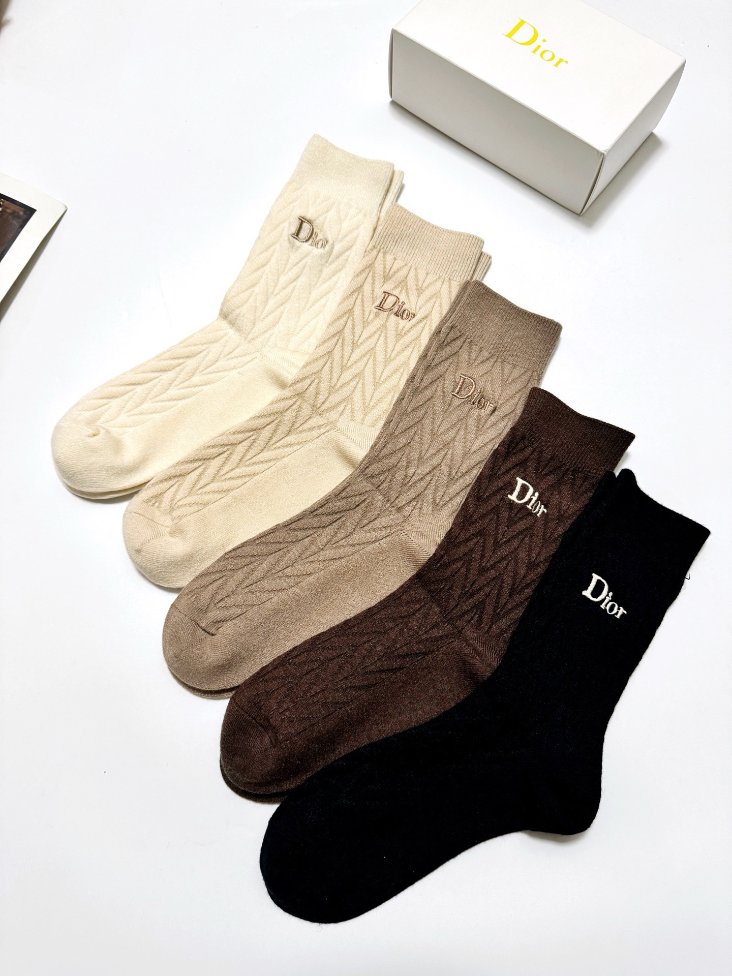 配包装🌟【一盒5 双】 🌟Dior 迪奥 经典字母logo 羊绒混纺 中筒袜 ，ins超火爆配色 ，超级