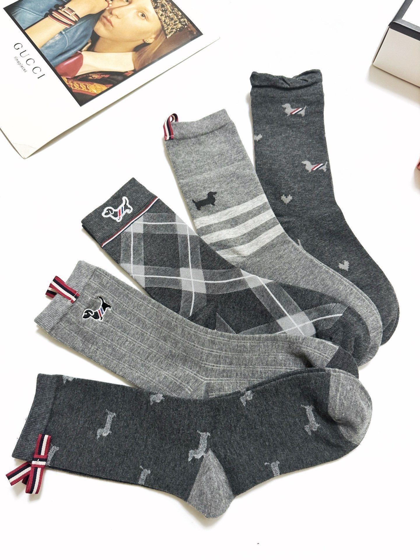 爆款回货 配包装🌟【一盒5 双】 🌟Thom Browne 汤姆·布朗 经典刺绣logo 纯棉中筒袜 ，