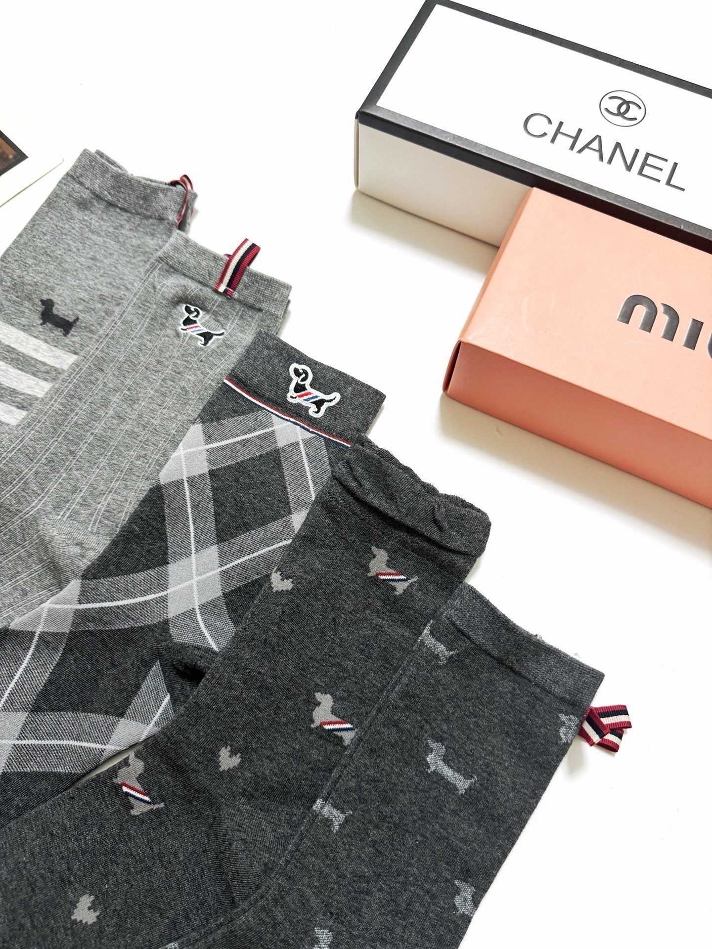 爆款回货 配包装🌟【一盒5 双】 🌟Thom Browne 汤姆·布朗 经典刺绣logo 纯棉中筒袜 ，