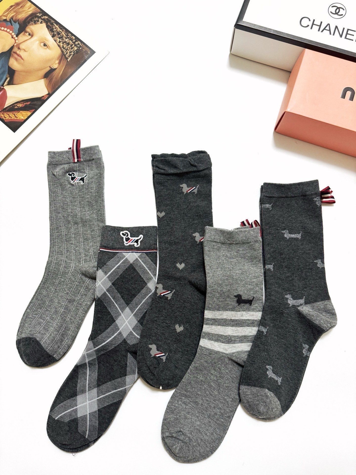 爆款回货 配包装🌟【一盒5 双】 🌟Thom Browne 汤姆·布朗 经典刺绣logo 纯棉中筒袜 ，