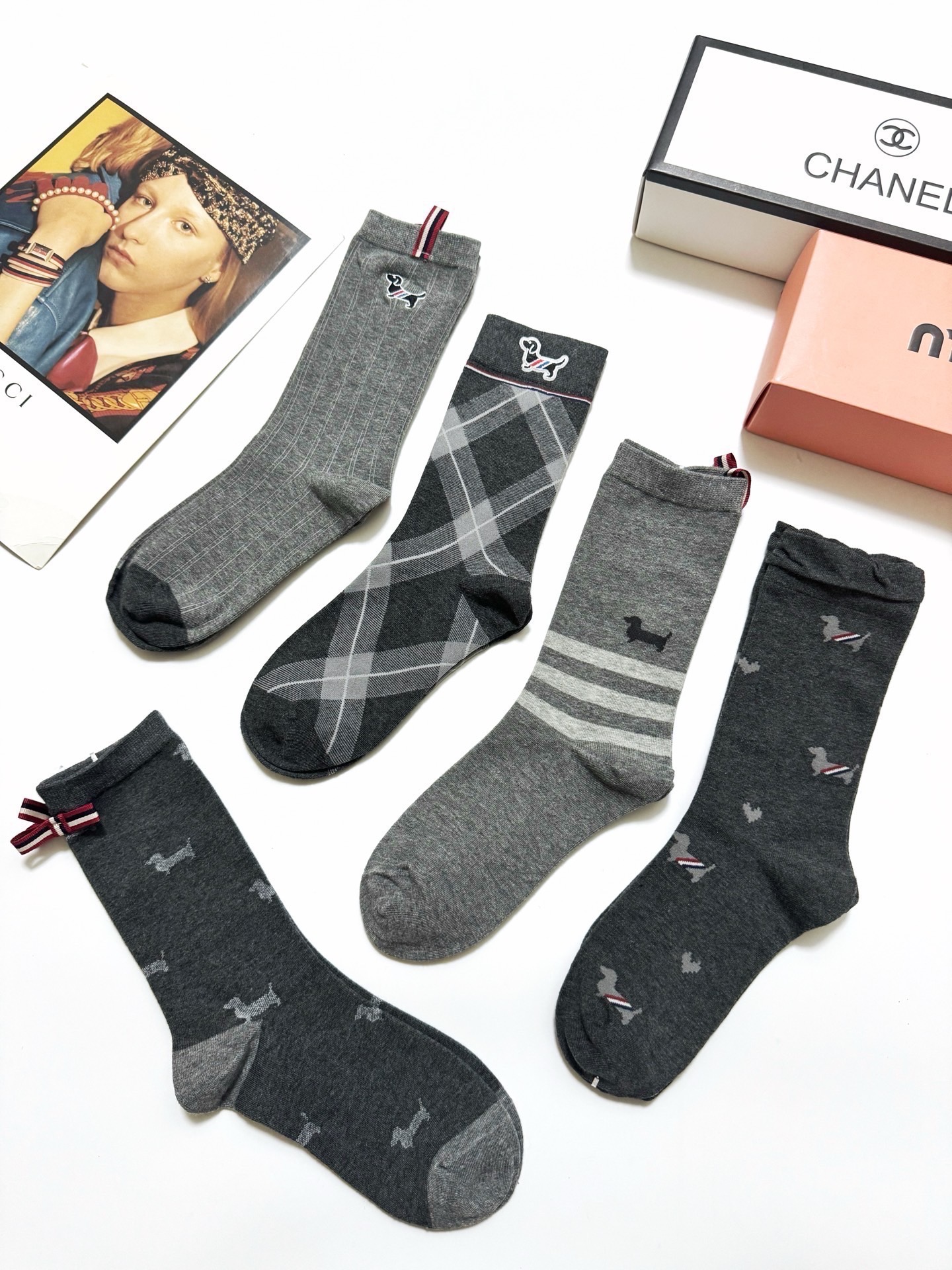 爆款回货 配包装🌟【一盒5 双】 🌟Thom Browne 汤姆·布朗 经典刺绣logo 纯棉中筒袜 ，