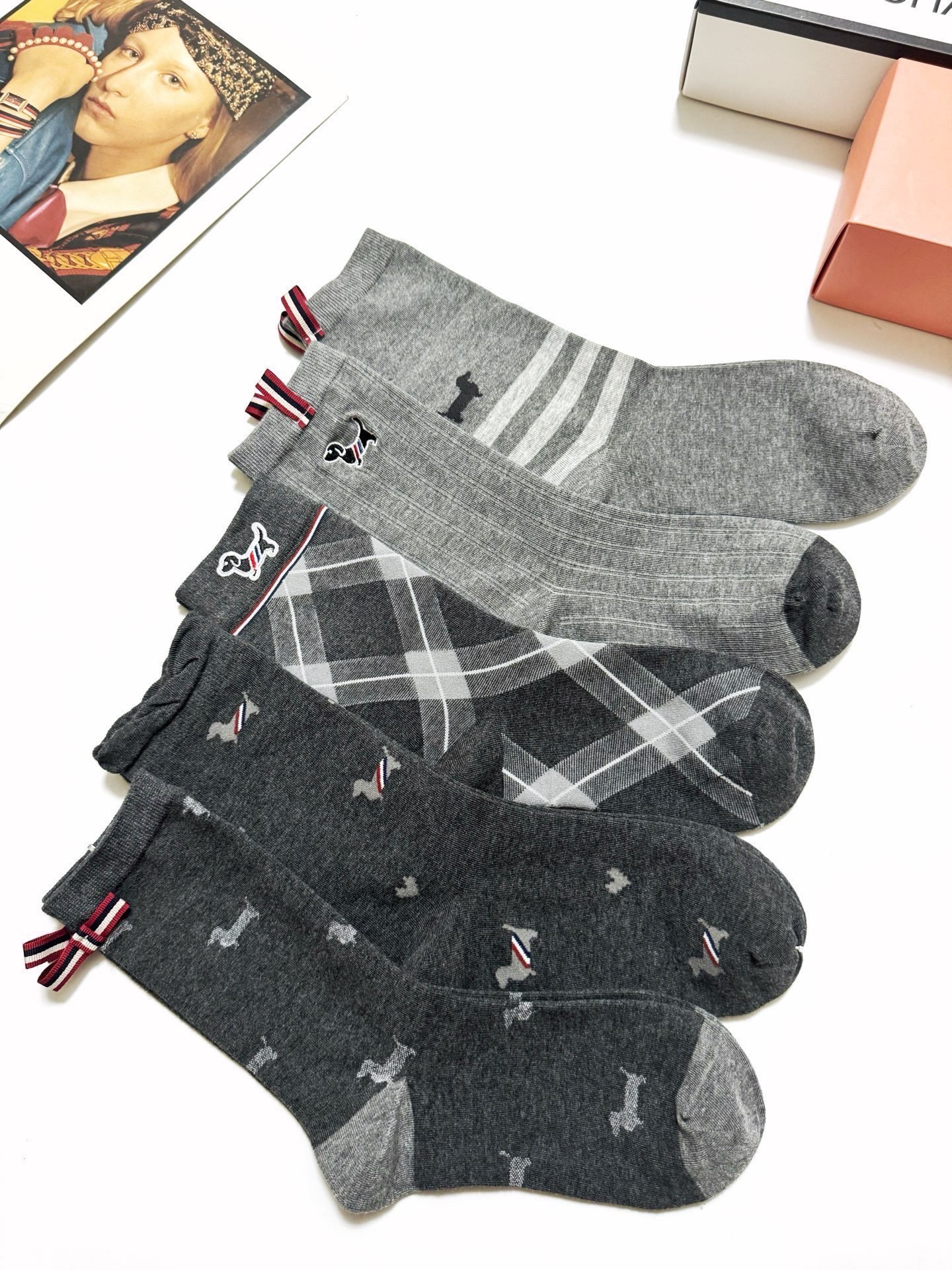 爆款回货 配包装🌟【一盒5 双】 🌟Thom Browne 汤姆·布朗 经典刺绣logo 纯棉中筒袜 ，