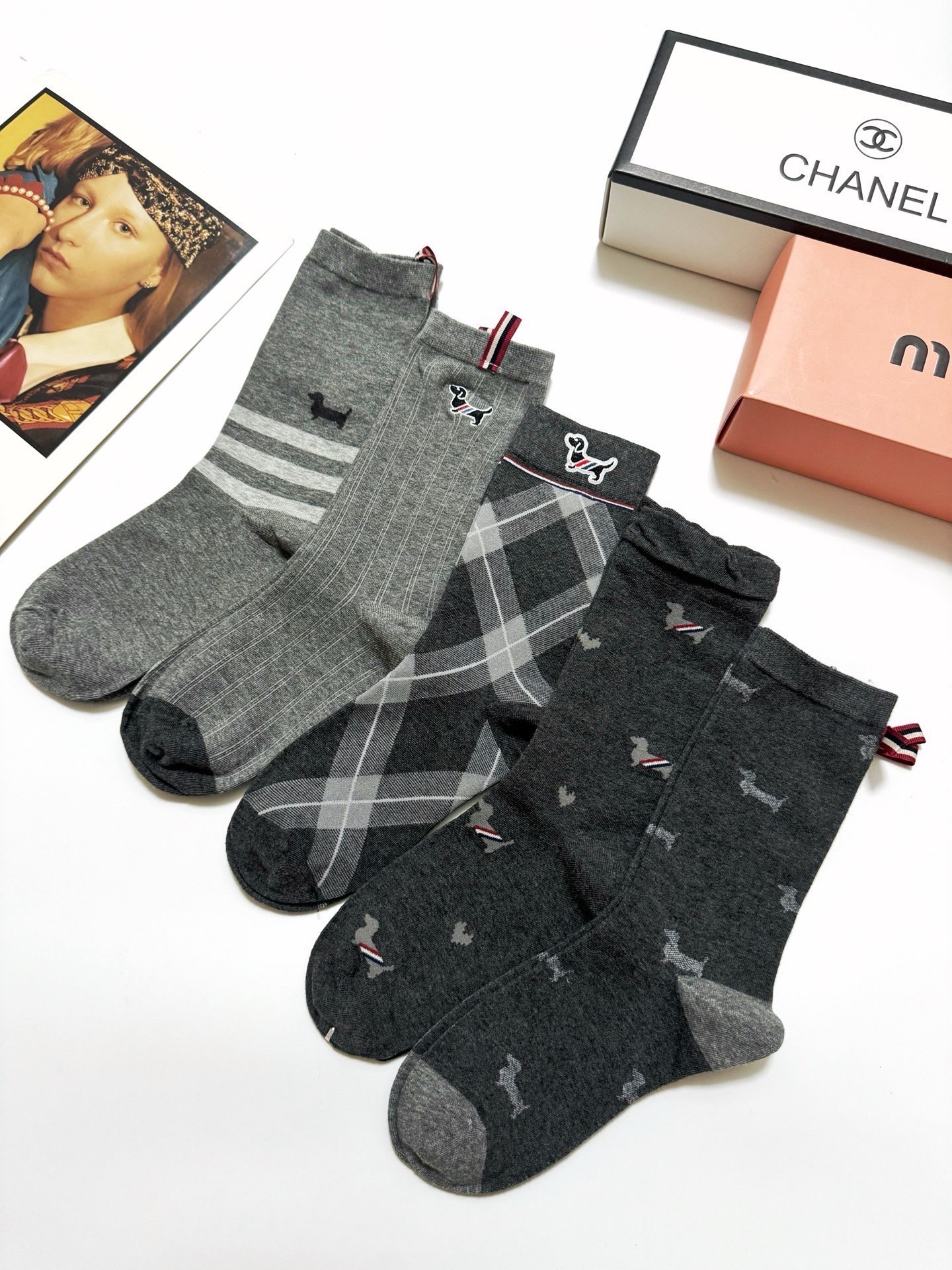 爆款回货 配包装🌟【一盒5 双】 🌟Thom Browne 汤姆·布朗 经典刺绣logo 纯棉中筒袜 ，