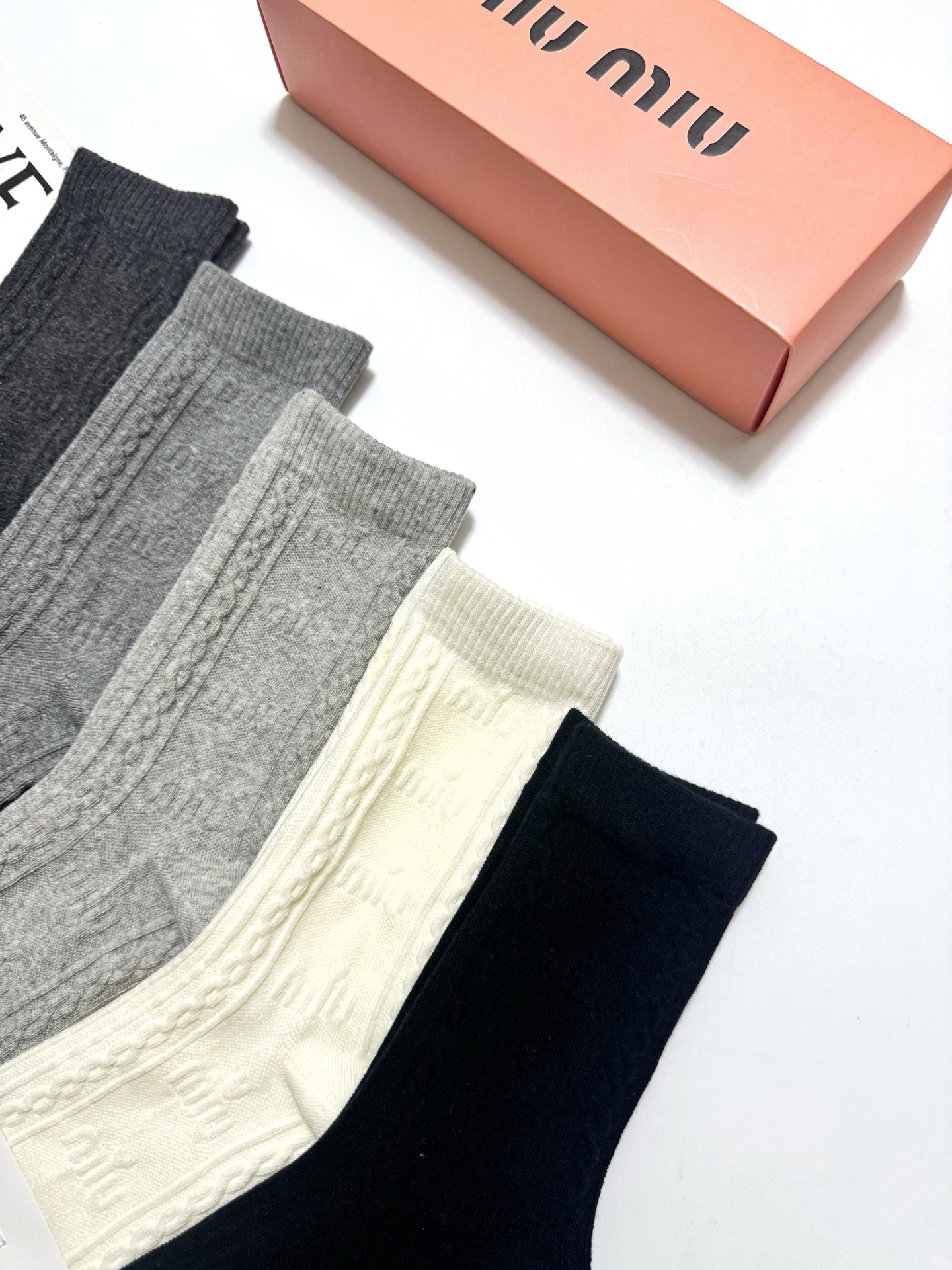配包装🌟【一盒5双】 🌟miumiu 缪缪 经典浮雕 字母logo 纯棉中筒袜 ，ins超火爆短袜，纯棉