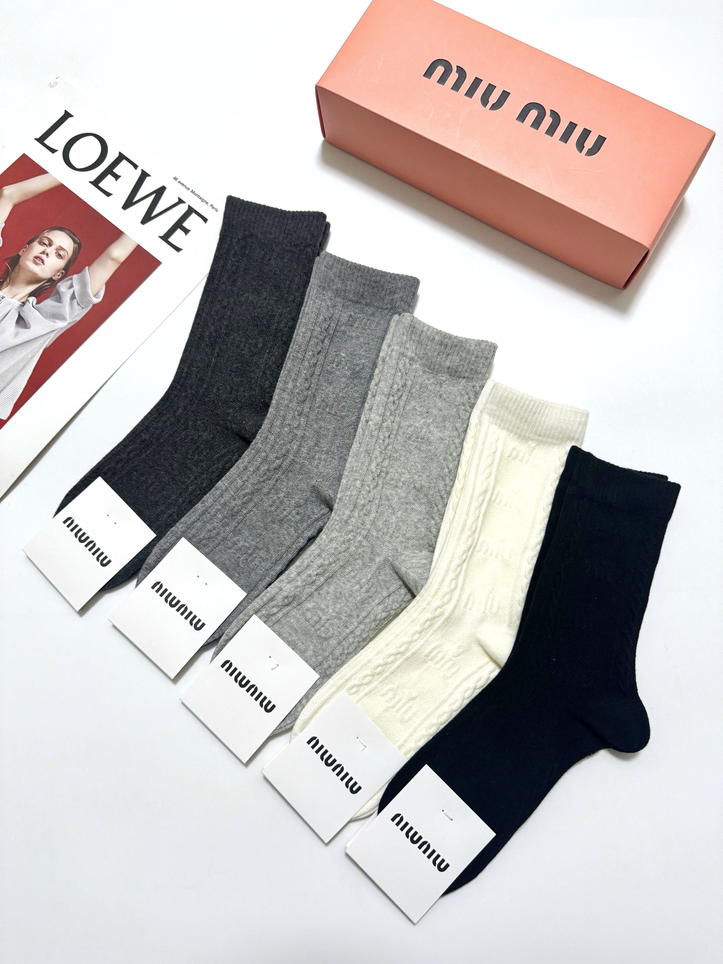 配包装🌟【一盒5双】 🌟miumiu 缪缪 经典浮雕 字母logo 纯棉中筒袜 ，ins超火爆短袜，纯棉