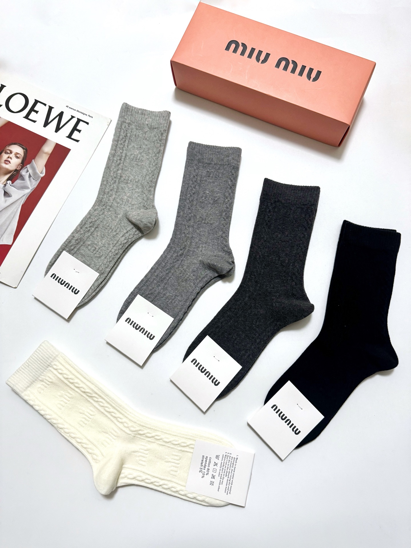 配包装🌟【一盒5双】 🌟miumiu 缪缪 经典浮雕 字母logo 纯棉中筒袜 ，ins超火爆短袜，纯棉