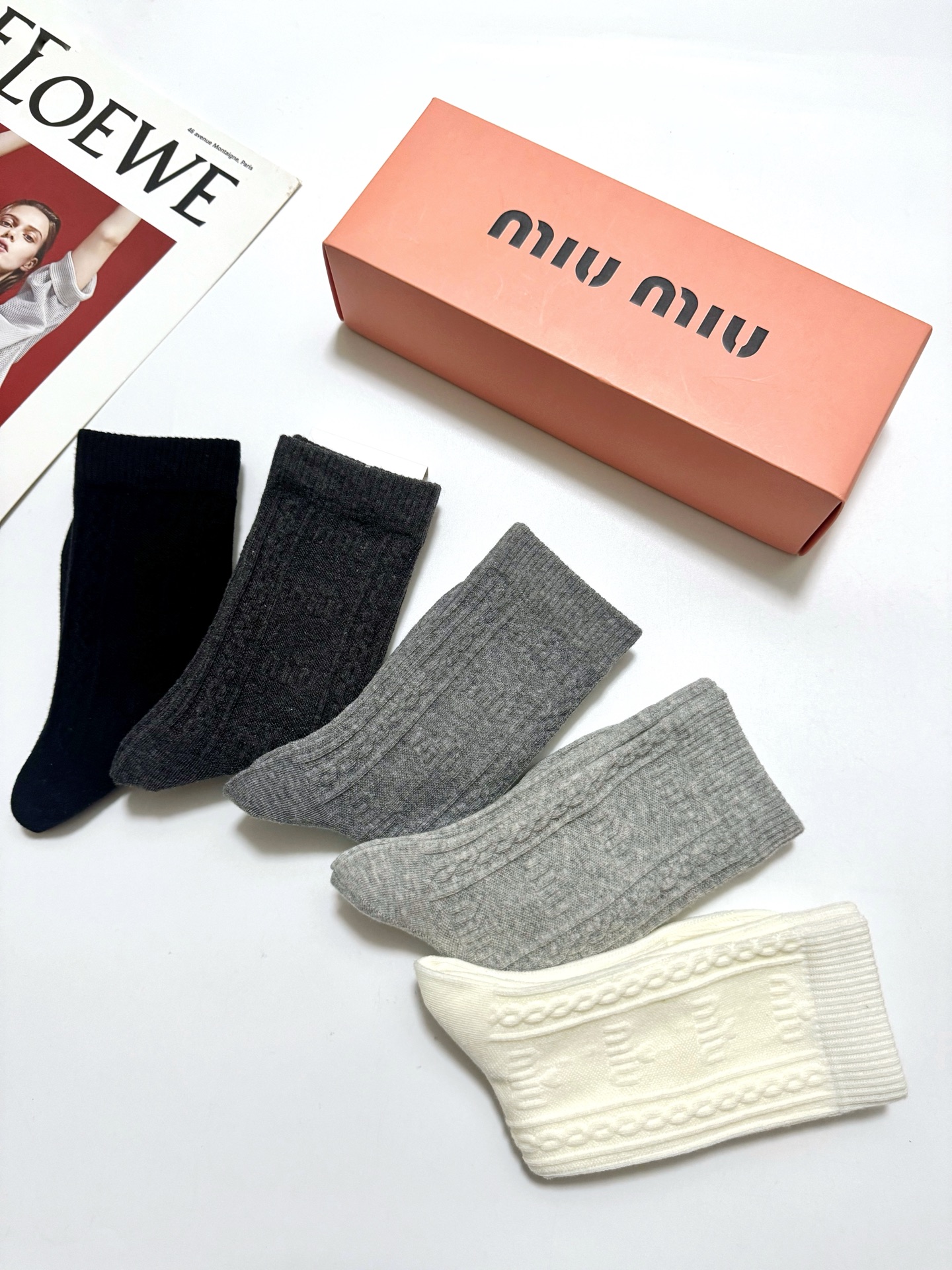 配包装🌟【一盒5双】 🌟miumiu 缪缪 经典浮雕 字母logo 纯棉中筒袜 ，ins超火爆短袜，纯棉