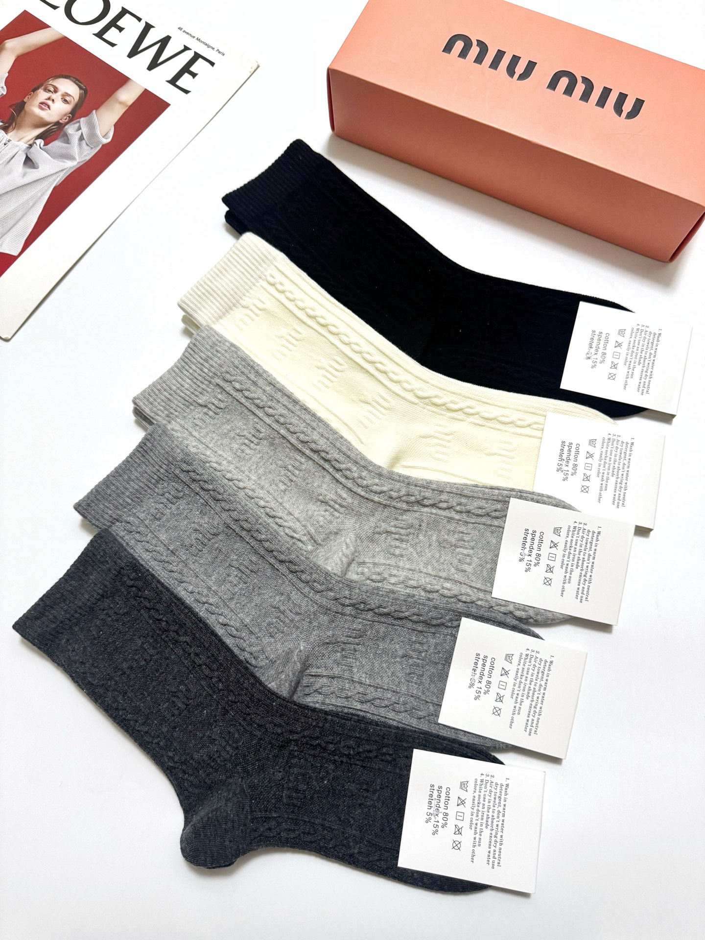 配包装🌟【一盒5双】 🌟miumiu 缪缪 经典浮雕 字母logo 纯棉中筒袜 ，ins超火爆短袜，纯棉