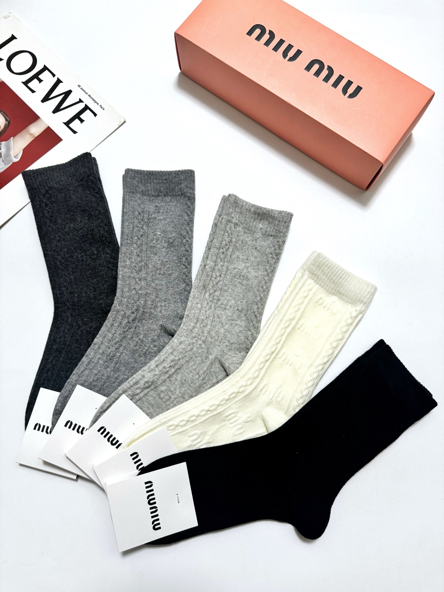 配包装🌟【一盒5双】 🌟miumiu 缪缪 经典浮雕 字母logo 纯棉中筒袜 ，ins超火爆短袜，纯棉