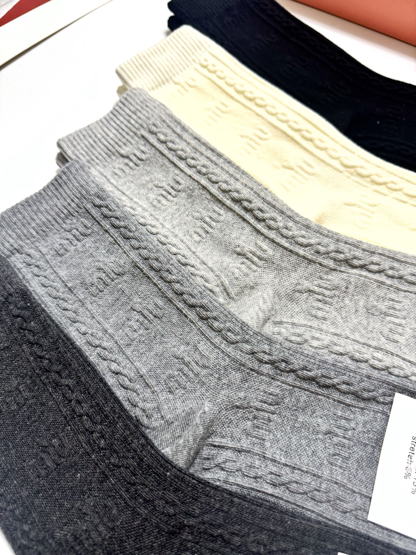 配包装🌟【一盒5双】 🌟miumiu 缪缪 经典浮雕 字母logo 纯棉中筒袜 ，ins超火爆短袜，纯棉