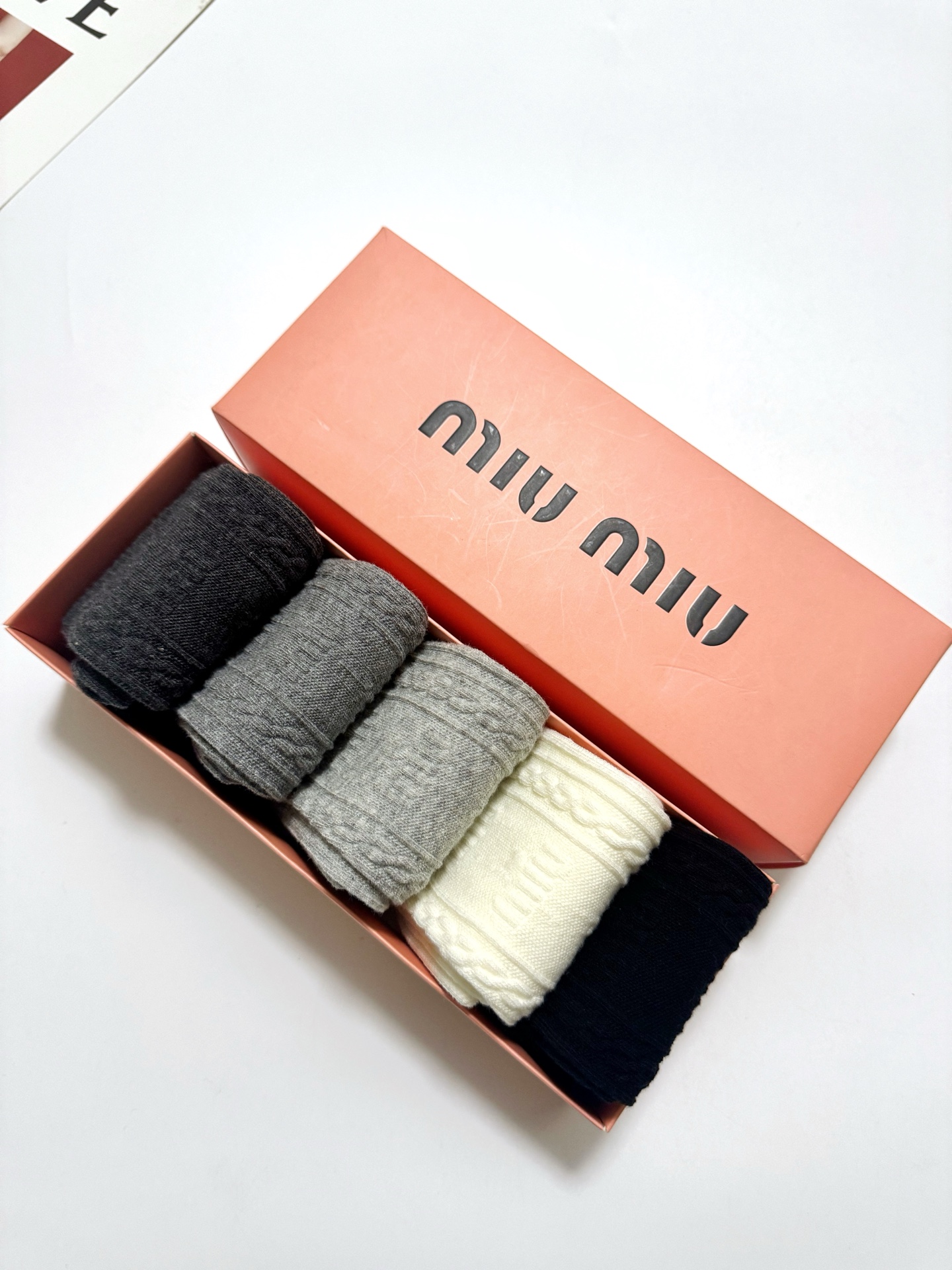 配包装🌟【一盒5双】 🌟miumiu 缪缪 经典浮雕 字母logo 纯棉中筒袜 ，ins超火爆短袜，纯棉