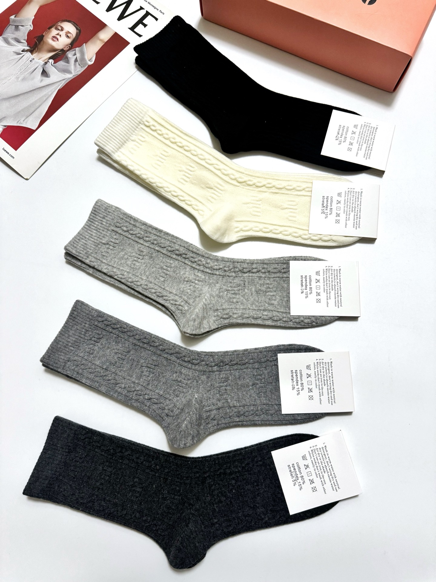 配包装🌟【一盒5双】 🌟miumiu 缪缪 经典浮雕 字母logo 纯棉中筒袜 ，ins超火爆短袜，纯棉