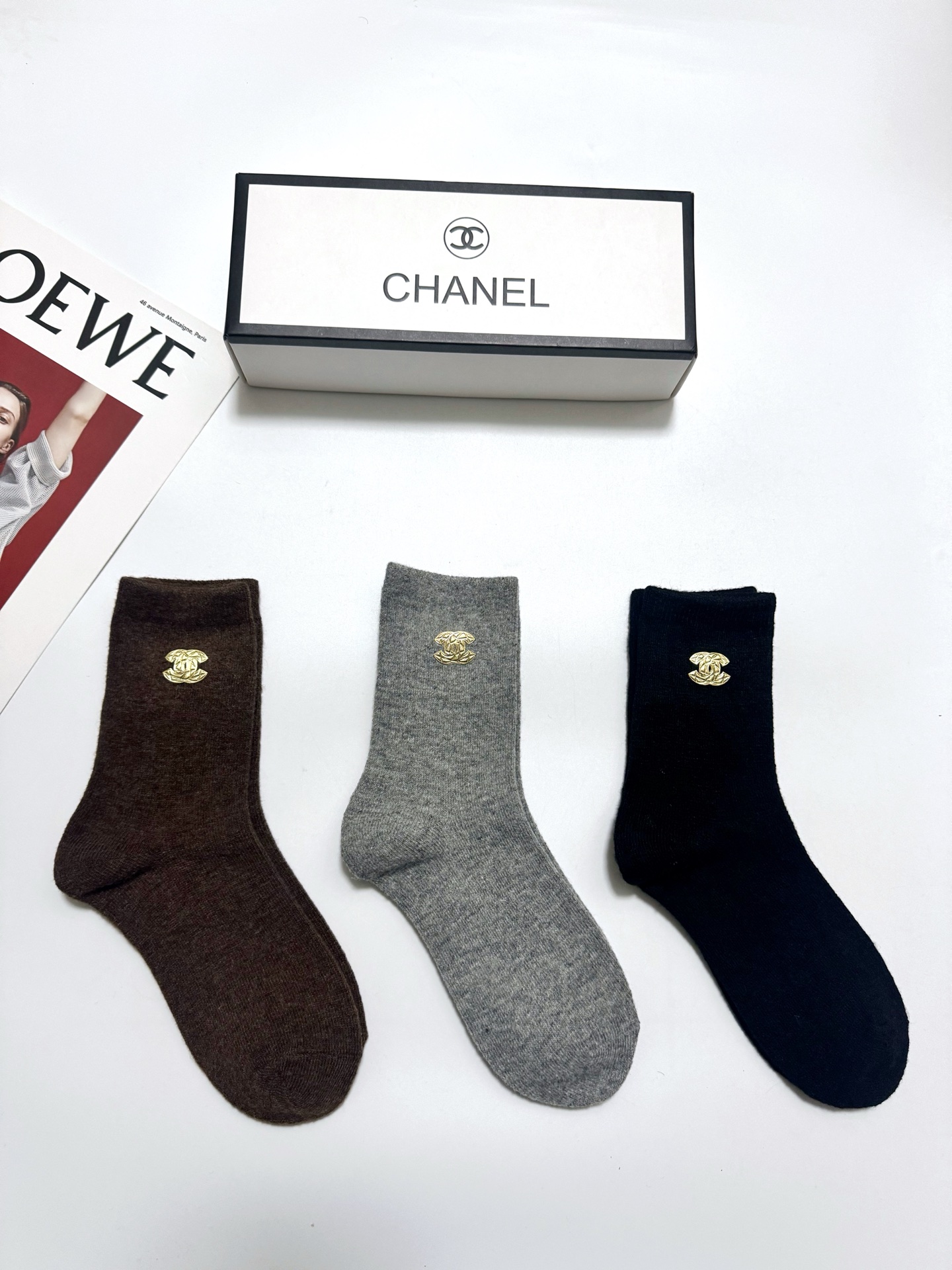 NO:659962,Comes with packaging [3 pairs in a box] Chanel classic letter logo wool mid-calf socks!  Super soft and skin-friendly!  Ins hot style!  It’s on sale at the counter and it’s so explosive!  Super high quality!  A classic that never goes out of style!  A must-have for fashionistas, the quality of counter purchases is great and easy to wear!  Recommended, recommended, recommended ~ ~ must-have small items!  !  socks,socks,chanel,chanel,socks19860909配包装【一盒3 双】 Chanel 香奈儿 经典字母 logo羊毛 中筒袜 ！超级软糯亲肤！ ins爆款！专柜在售ing 好看到爆炸 ！超高品质！经典不过时！潮人必不能少的专柜代购品质 ,巨好穿！推荐推荐推荐～～必入小单品！！袜子,袜子,chanel,chanel,socks,accessory