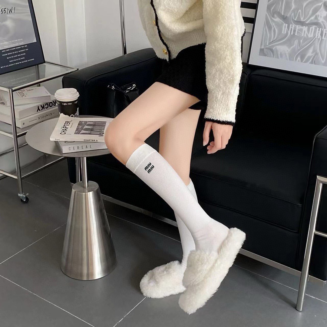 NO:659986,Comes with packaging [one pair per box] Miumiu miumiu classic letter logo pure cotton socks, calf socks, the same style as the super popular celebrity on Instagram, exquisite fabrics, a must-have for fashionistas, classic color matching, personalized, fashionable and versatile, you deserve it Socks, socks, miumiu, socks19860909配包装【一盒一 双】 缪缪 miumiu 经典字母logo纯棉袜 小腿堆堆袜,ins超火爆红人同款,精美 面料,潮人必备 ,经典配色 个性时尚百搭款,你值得拥有哦袜子,袜子,miumiu,socks,accessory