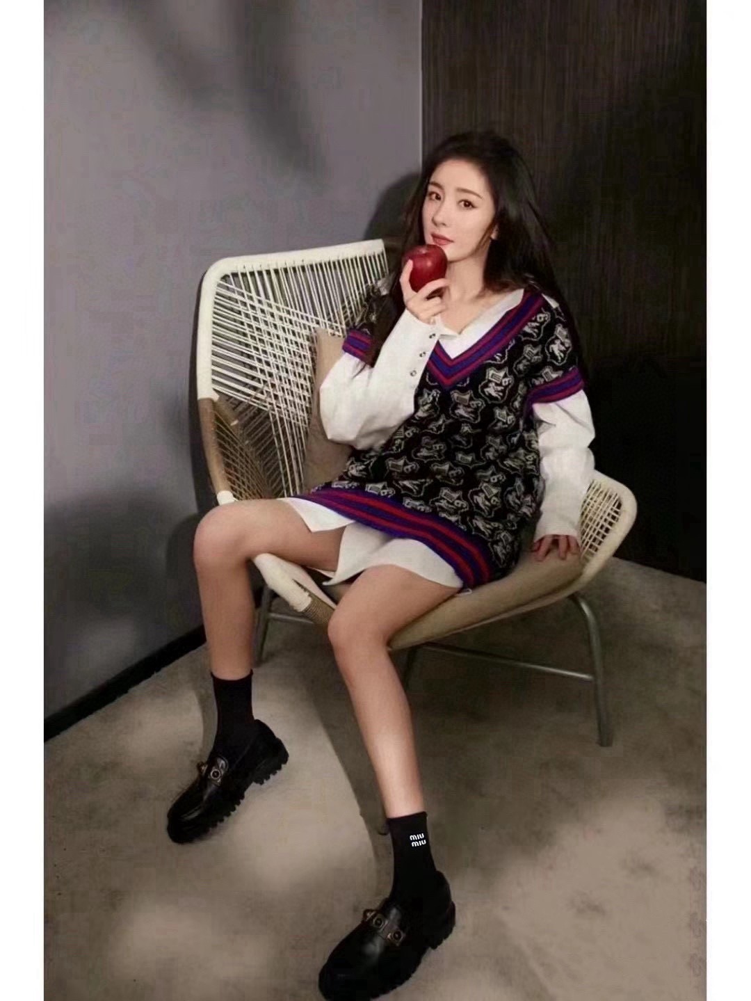 NO:660000,Comes with packaging [2 pairs in a box] Miumiu classic letter logo pure cotton mid-calf socks!  Ins hot style!  It’s on sale at the counter and it’s so explosive!  Super high quality!  A classic that never goes out of style!  A must-have for fashionistas, the quality of counter purchases is great and easy to wear!  Recommended, recommended, recommended ~ ~ must-have small items!  !  socks, socks, miumiu, socks19860909配包装【一盒2双】 缪缪 miumiu 经典字母 logo纯棉中筒袜 ！ ins爆款！专柜在售ing 好看到爆炸 ！超高品质！经典不过时！潮人必不能少的专柜代购品质 ,巨好穿！推荐推荐推荐～～必入小单品！！袜子,袜子,miumiu,socks,accessory