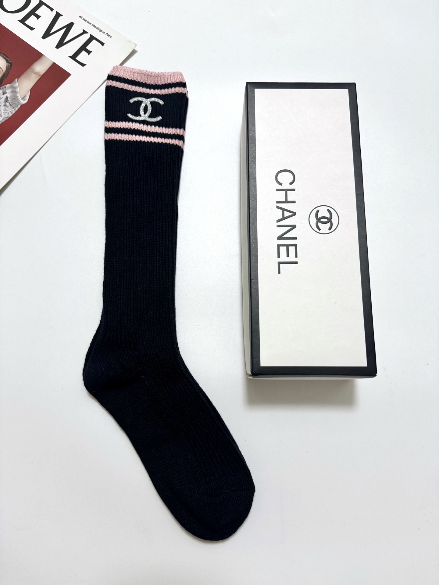 NO:659985,Comes with packaging [one pair per box] Chanel Chanel classic double C letter logo pure cotton stockings calf socks ins hot trend!  It’s on sale at the counter and it’s so explosive!  Super high quality!  A classic that never goes out of style!  A must-have for fashionistas, the quality of counter purchases is great and easy to wear!  Recommended, recommended, recommended ~ ~ must-have small items!  !  socks,socks,chanel,chanel,socks19860909配包装【一盒一双】 Chanel 香奈儿 经典双C字母logo纯棉长筒袜 小腿袜 ins爆款！专柜在售ing 好看到爆炸 ！超高品质！经典不过时！潮人必不能少的专柜代购品质 ,巨好穿！推荐推荐推荐～～必入小单品！！袜子,袜子,chanel,chanel,socks,accessory