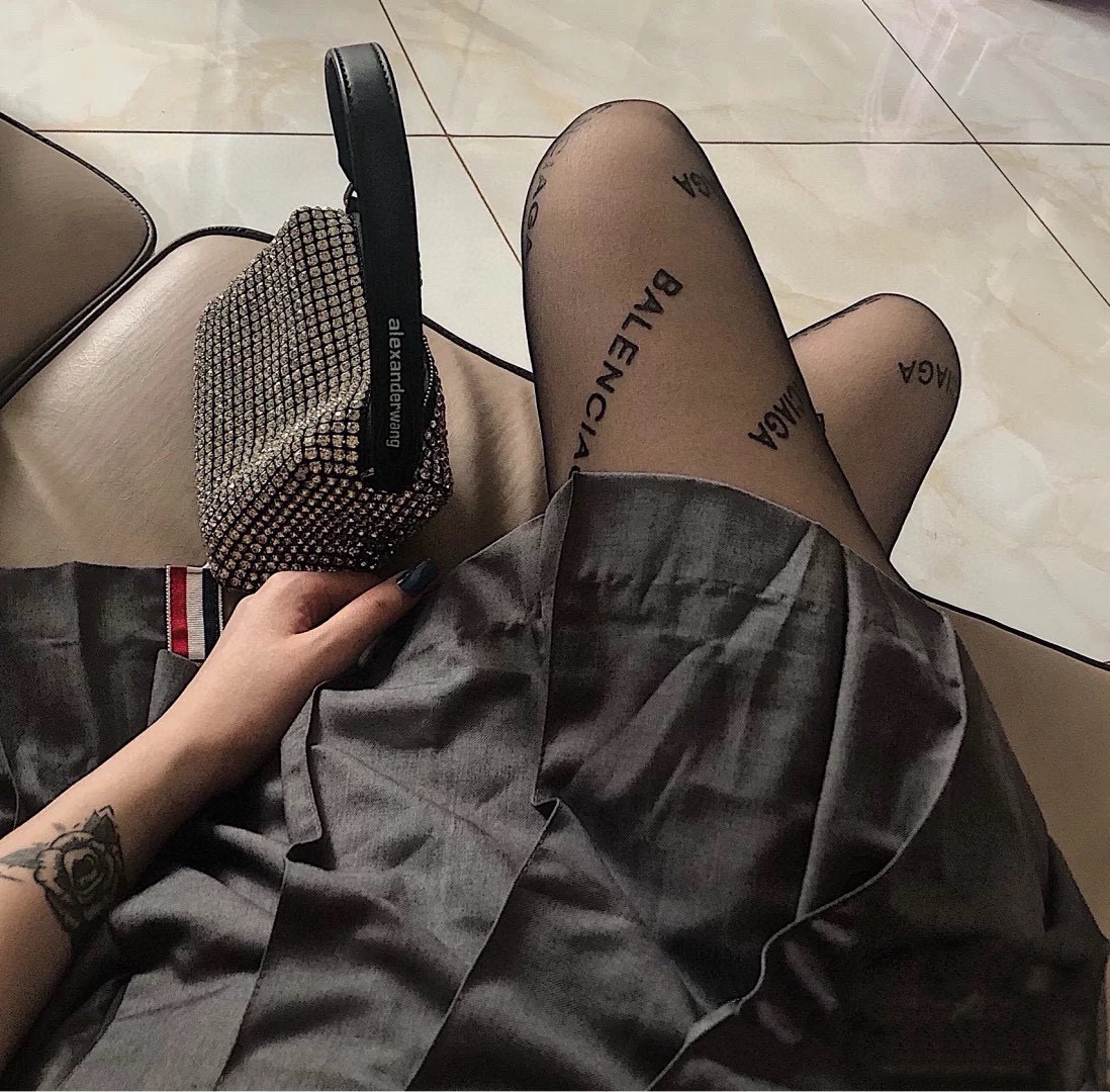 NO:659991,. Comes with packaging [one pair in one box] Balenciaga classic flocked monogram stockings. They are so good that you can see them. They are produced in a one-to-one version of big-name European and American stockings. You can see the craftsmanship!  A must-have item for fashionistas in autumn and winter. It looks super classy when paired with it and is extremely fashionable~~ Recommended, recommended, recommended~~ A must-have fashionable item!  !  socks,socks,balenciaga,balenciaga,socks19860909.配包装【一盒一双】Balenciaga 巴黎世家经典植绒字母丝袜 好看到爆炸 ,欧美大牌丝袜一比一高版本制作,可以看得到的工艺！ 潮人秋冬必备单品 ,搭配起来超高逼格 ,时髦度爆表啊啊啊啊～～推荐推荐推荐～～必入时髦小单品！！袜子,袜子,balenciaga,balenciaga,socks,accessory