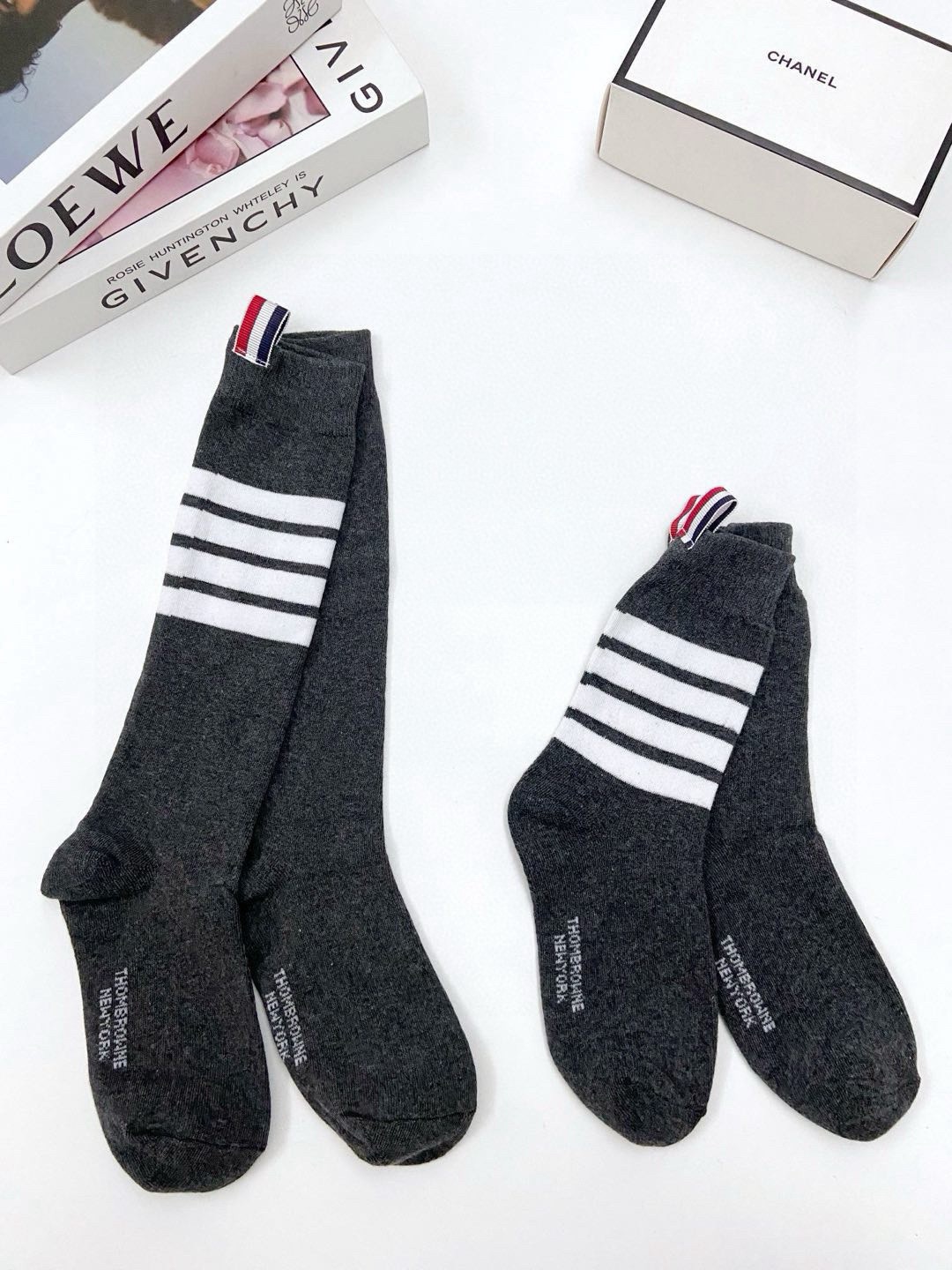 P60  配原版盒
🌟【一盒2 双】
🌟THOM BROWNE &middot; 桑姆 布朗尼❗
🌟超级爆款！网红小腿袜，中筒袜+长筒袜，经典爆款组合❗原单品质！官网同步，一直在售的炒鸡经典款❗经典四条杠小腿袜，ins明星网红推荐❗火爆至极🔥纯棉材质，轻薄柔软透气，四季通用，欧美大牌街头必备🌟